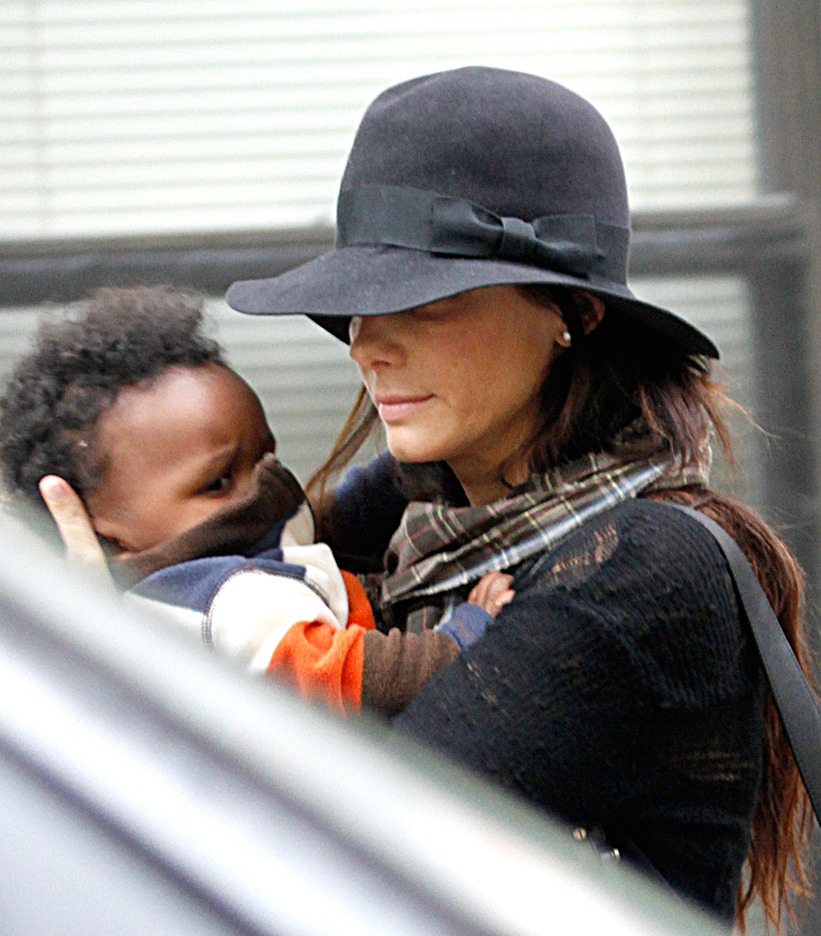 Sandra Bullock y su hijo Louis aparecen el 6 de noviembre de 2010 en Nueva York | Foto: Getty Images
