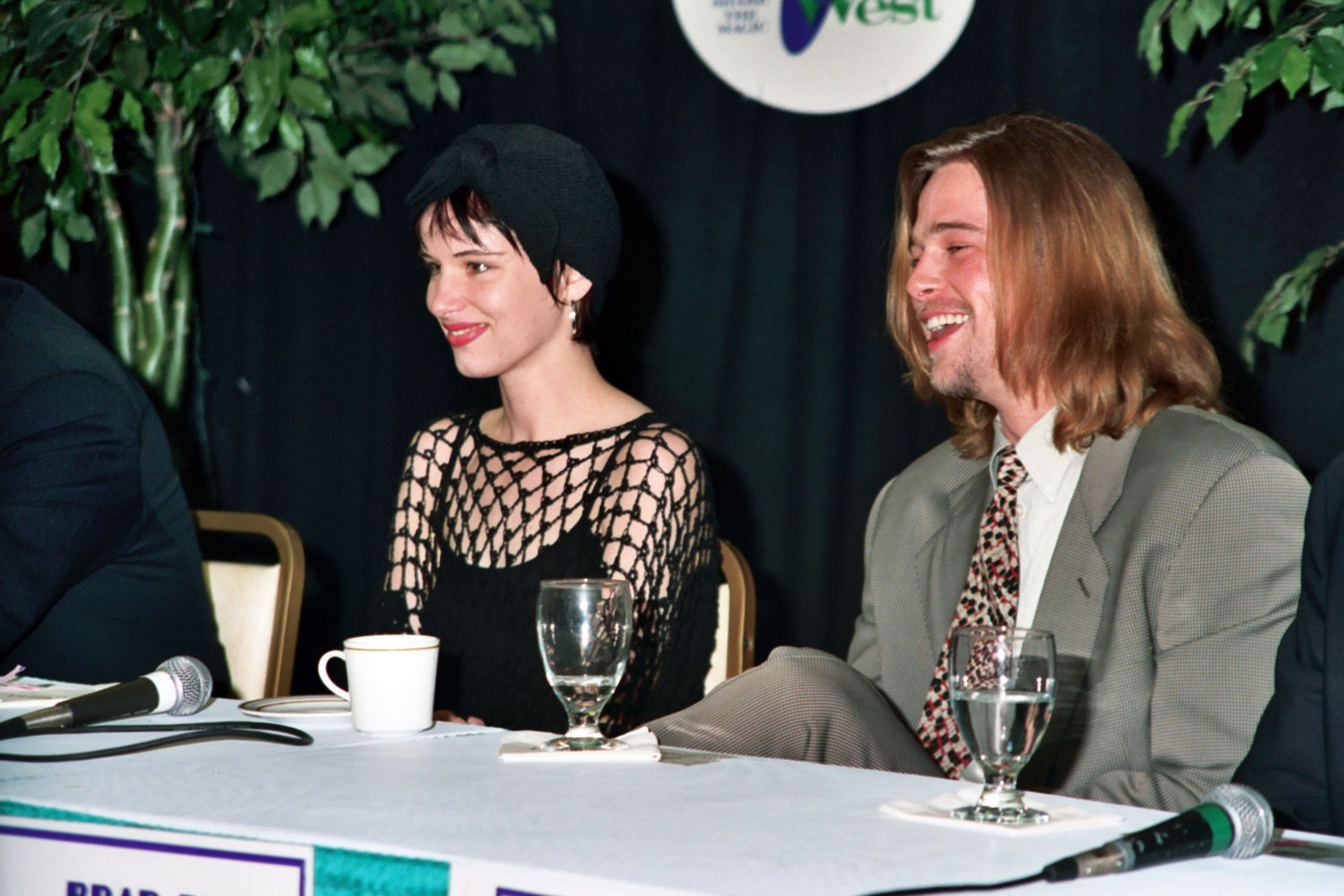 Juliette Lewis y Brad Pitt durante el ShoWest de 1993 en Las Vegas, Nevada, Estados Unidos. | Foto: Getty Images
