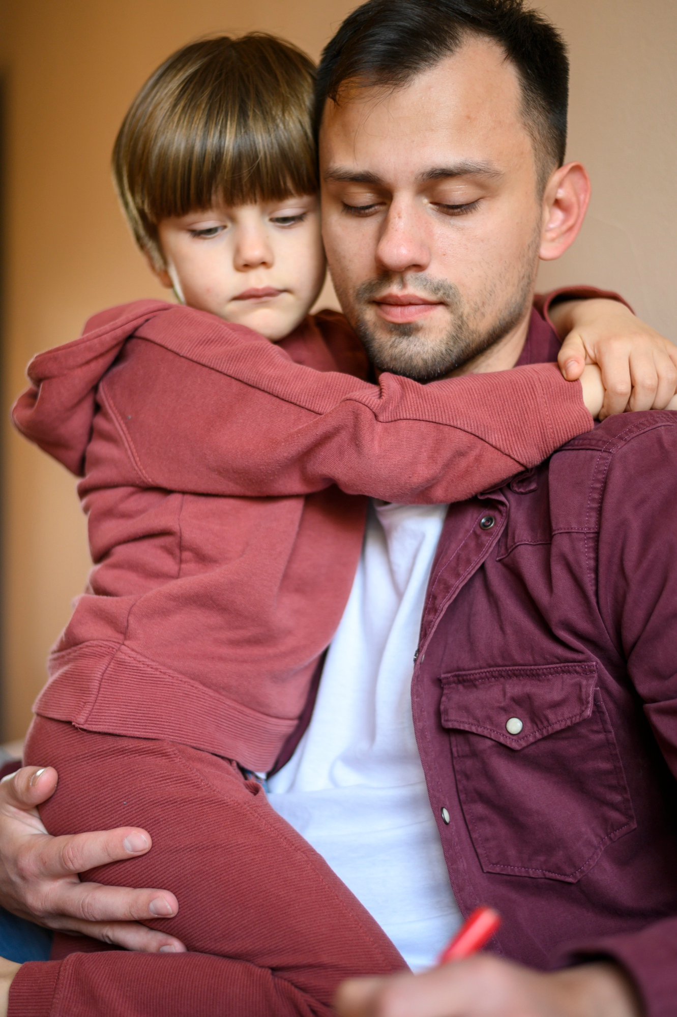 Un niño abrazando a su padre | Fuente: Freepik