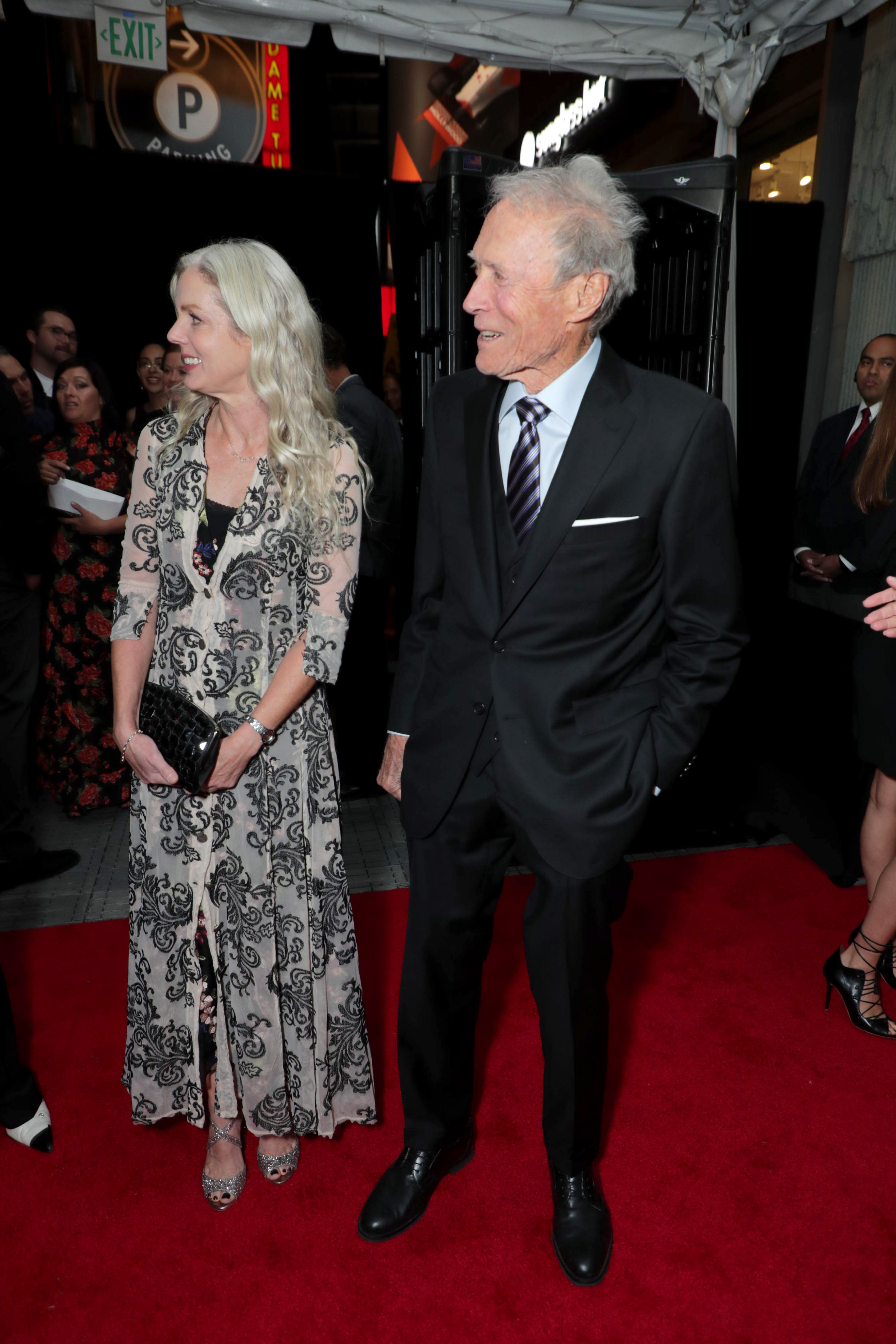 Christina Sandera y Clint Eastwood en el AFI Fest 2019, en Los Ángeles, el 20 de noviembre de 2019 | Fuente: Getty Images