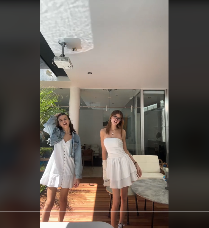 Valentina Gilabert y su hermana Chloe bailando | Fuente: TikTok/chloe_gilabert