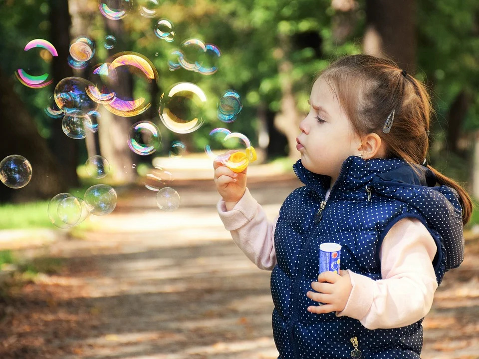 Niña jugando con burbujas de jabón. | Foto: Pixabay
