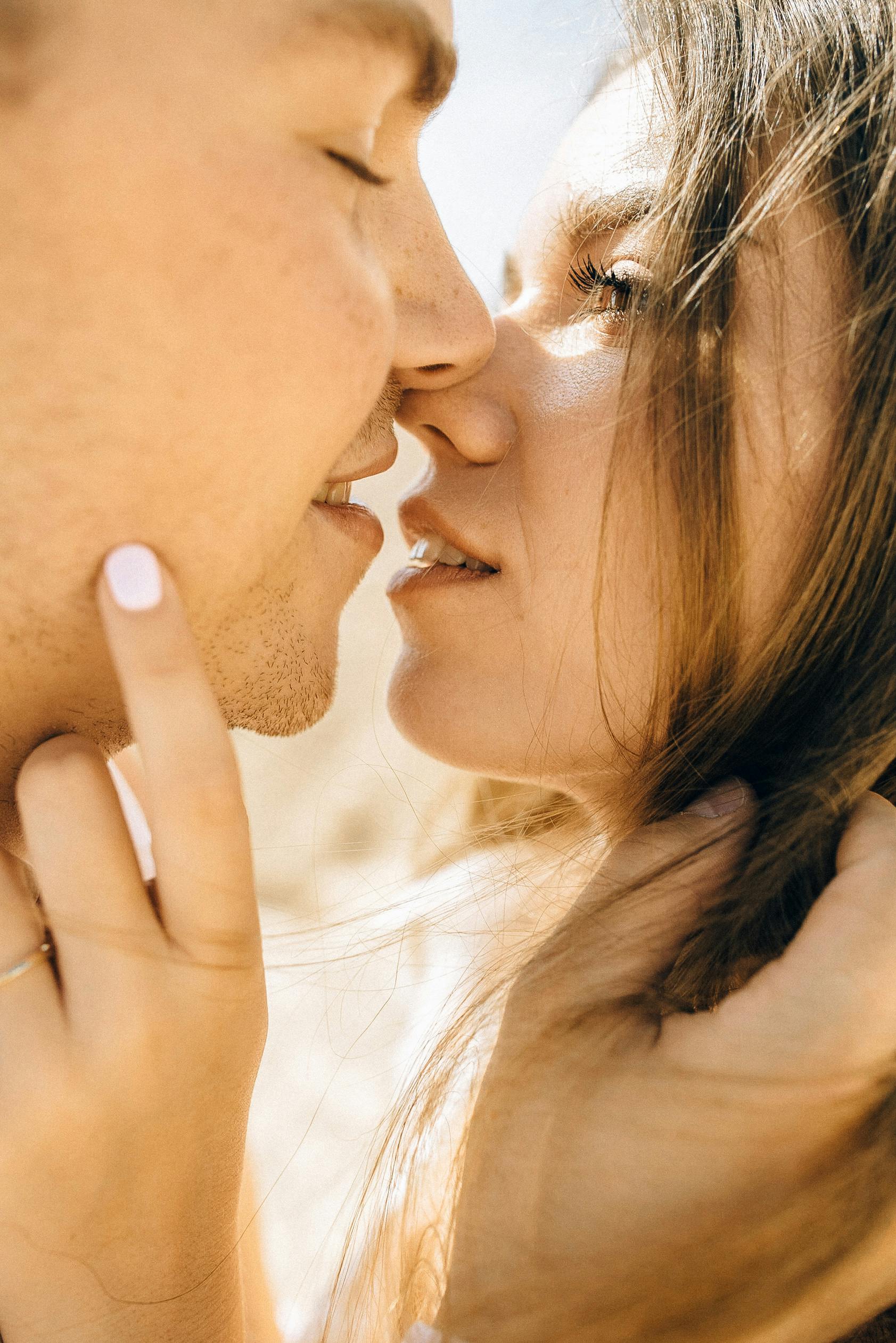 Una pareja besándose | Fuente: Pexels
