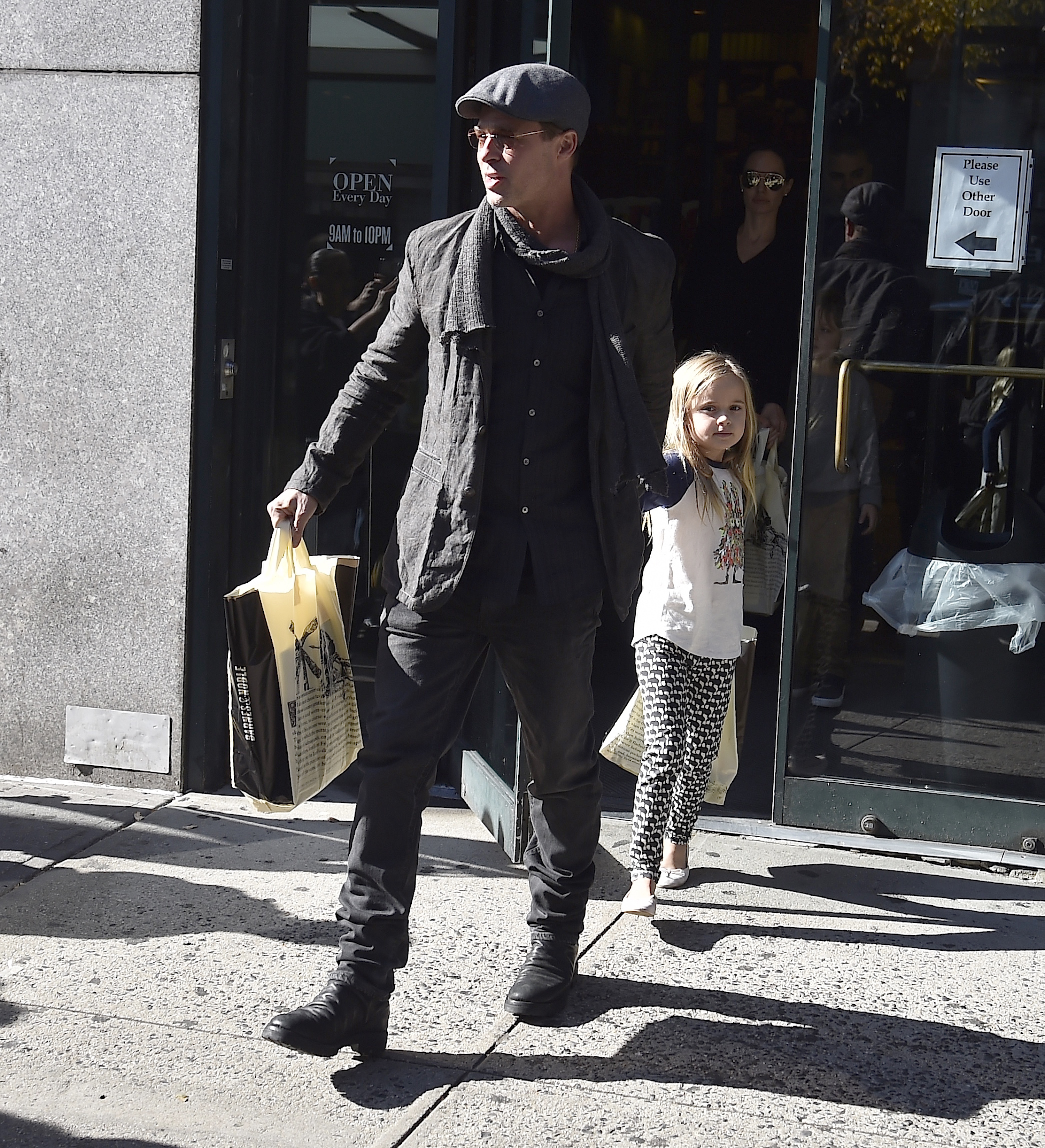 Brad Pitt y Vivienne Marcheline Jolie-Pitt son vistos en el Upper West Side el 3 de noviembre de 2015 en Nueva York | Foto: Getty Images