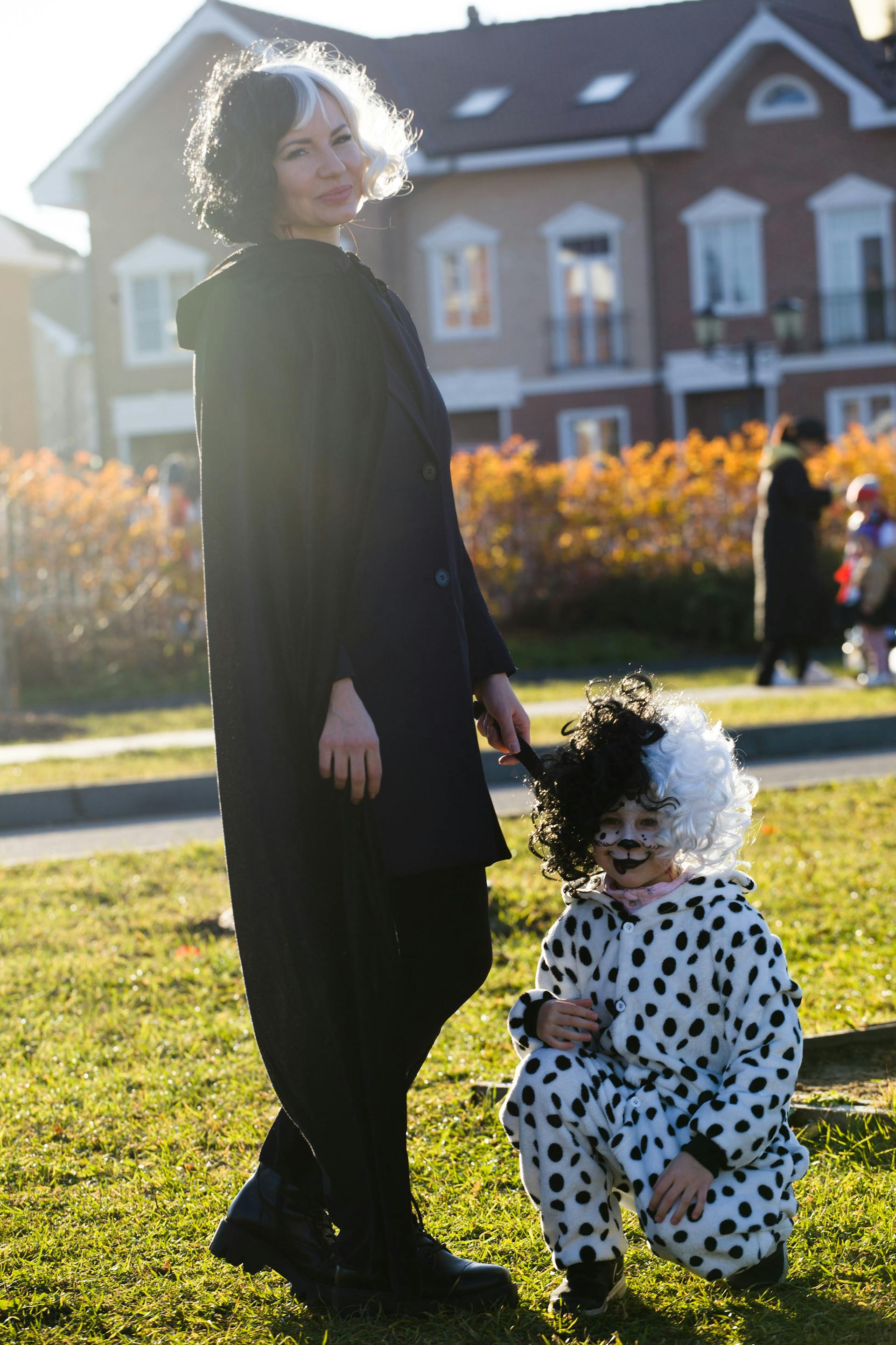 Una mujer y su hijo con disfraces de Halloween | Fuente: Pexels