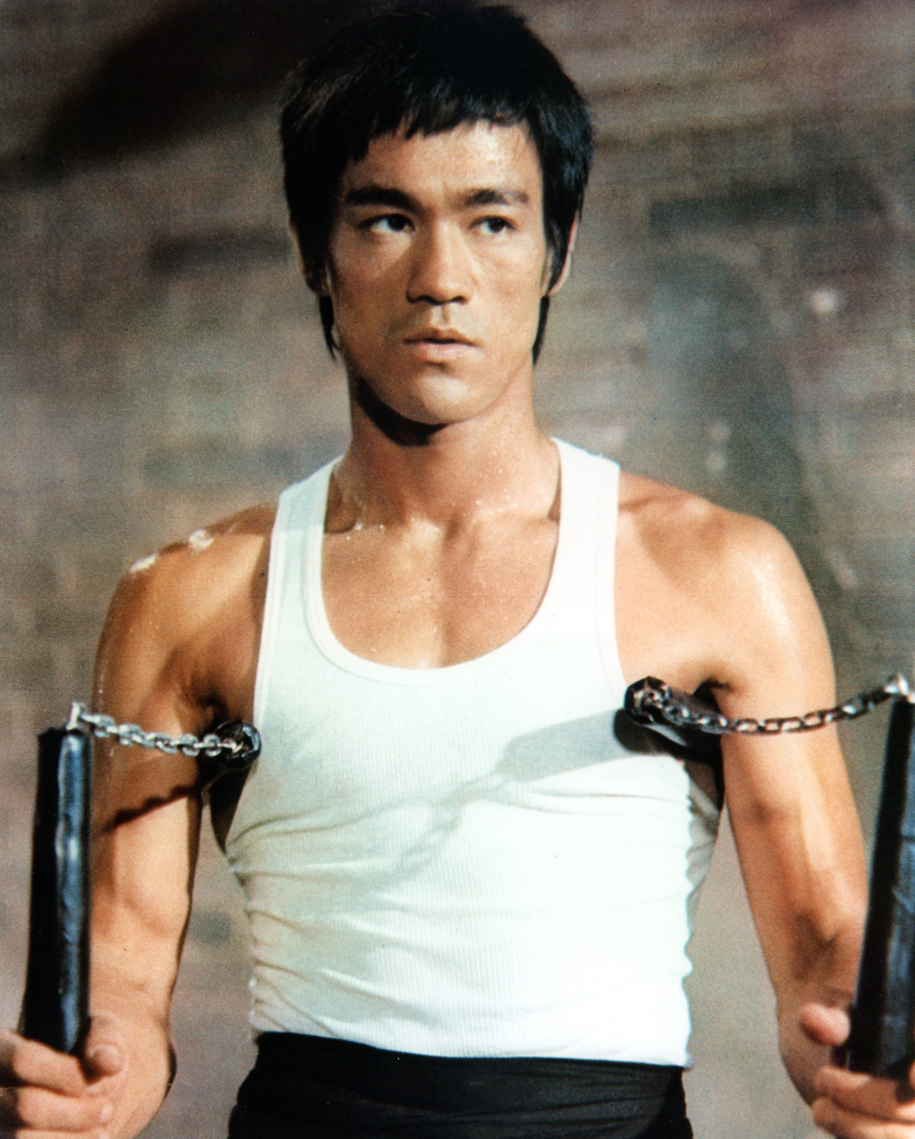 Bruce Lee posando en un retrato en 1972 | Foto: Getty Images