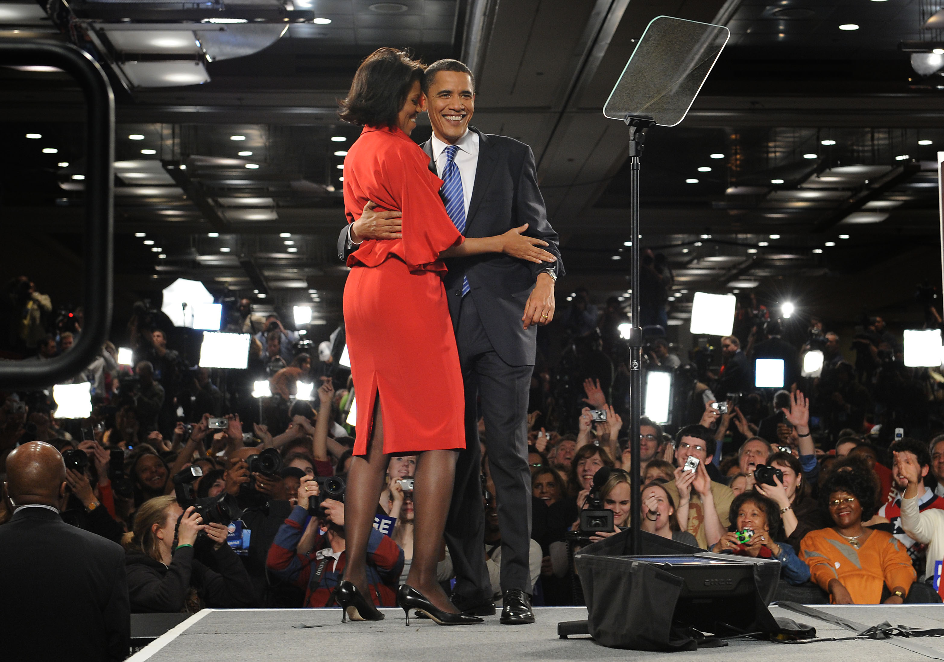 El 4 de noviembre de 2008, la pareja se bajó del escenario junta en Grant Park después de que Barack se convirtiera en el primer afroamericano elegido presidente de Estados Unidos. | Fuente: Getty Images