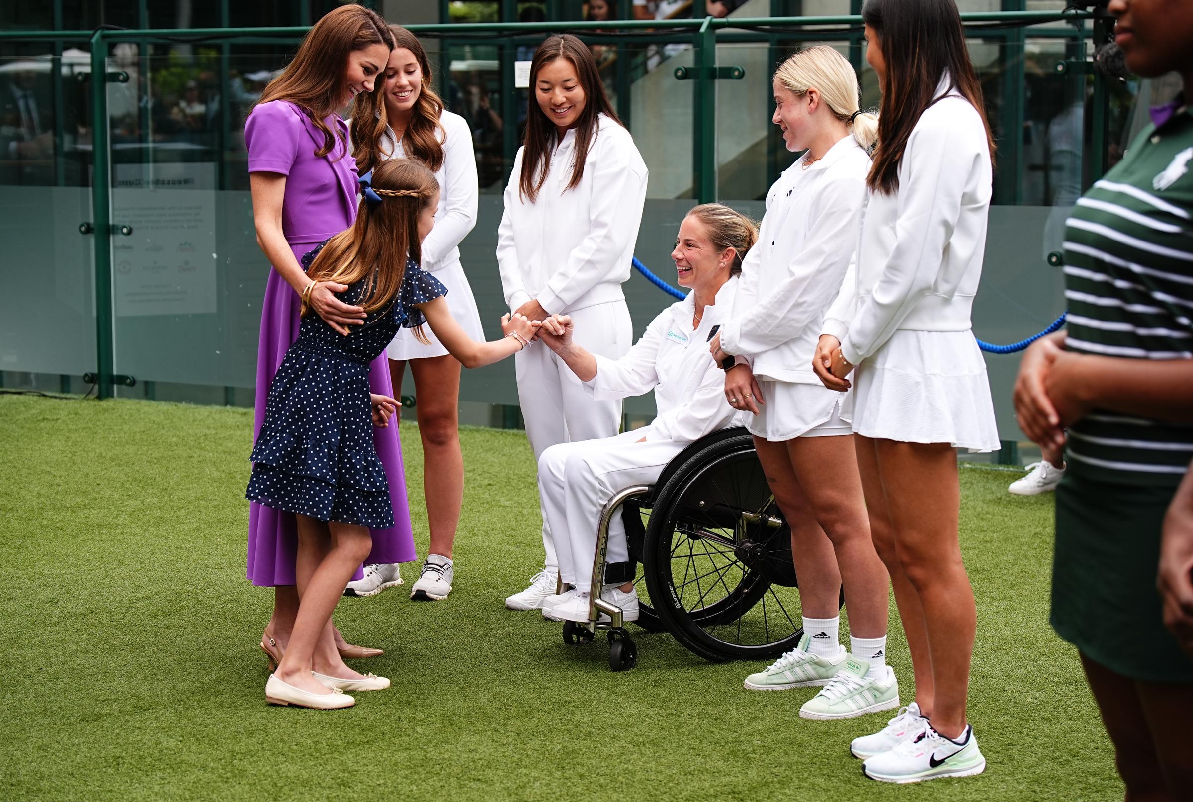 Kate Middleton y la princesa Charlotte conocen a Lucy Shuker durante una visita al All England Lawn Tennis and Croquet Club el 14 de julio de 2024, en Londres, Inglaterra | Fuente: Getty Images