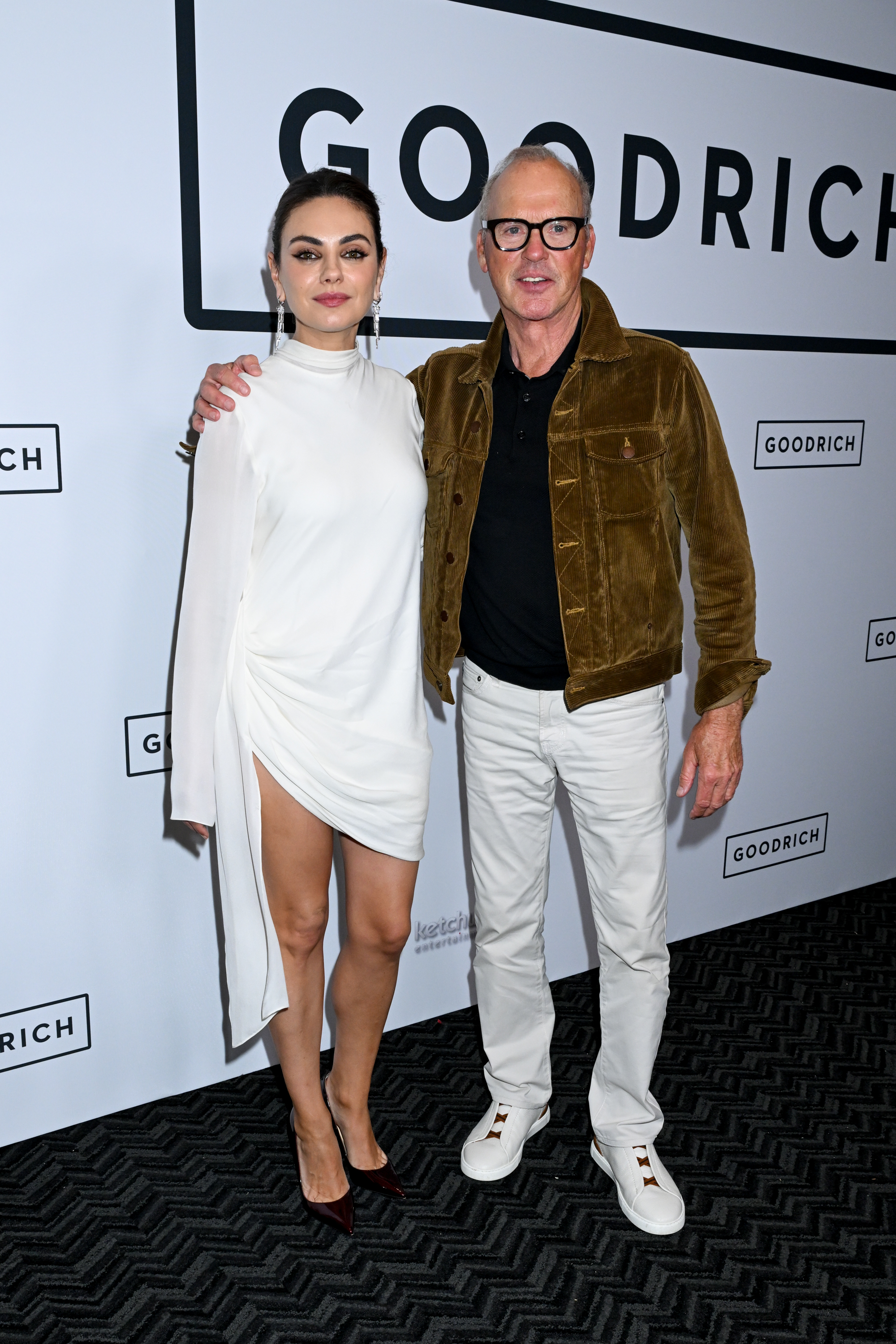 Mila Kunis y Michael Keaton | Fuente: Getty Images