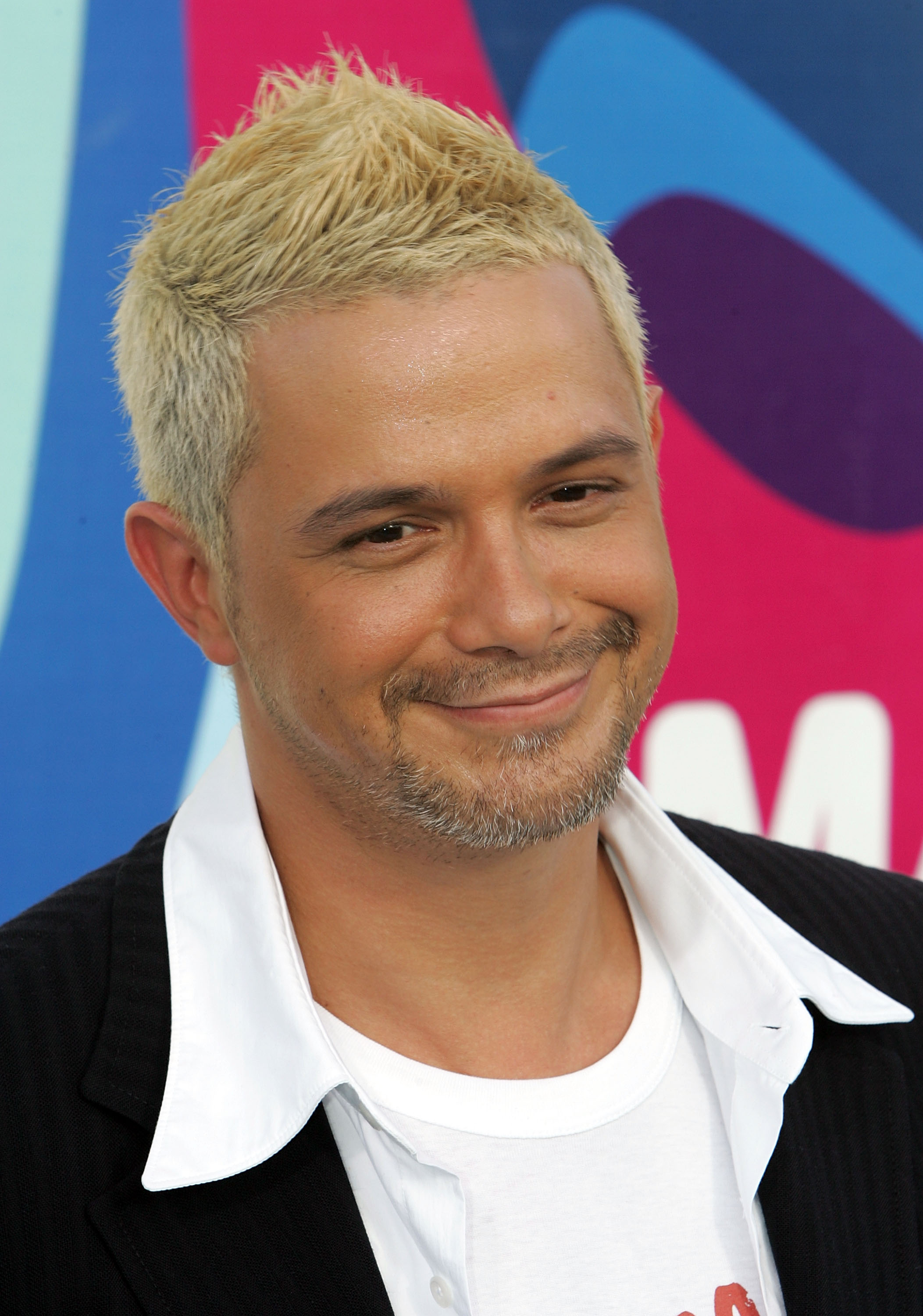 Alejandro Sanz llega a los MTV Video Music Awards 2005 en el American Airlines Arena el 28 de agosto de 2005 en Miami, Florida. | Fuente: Getty Images