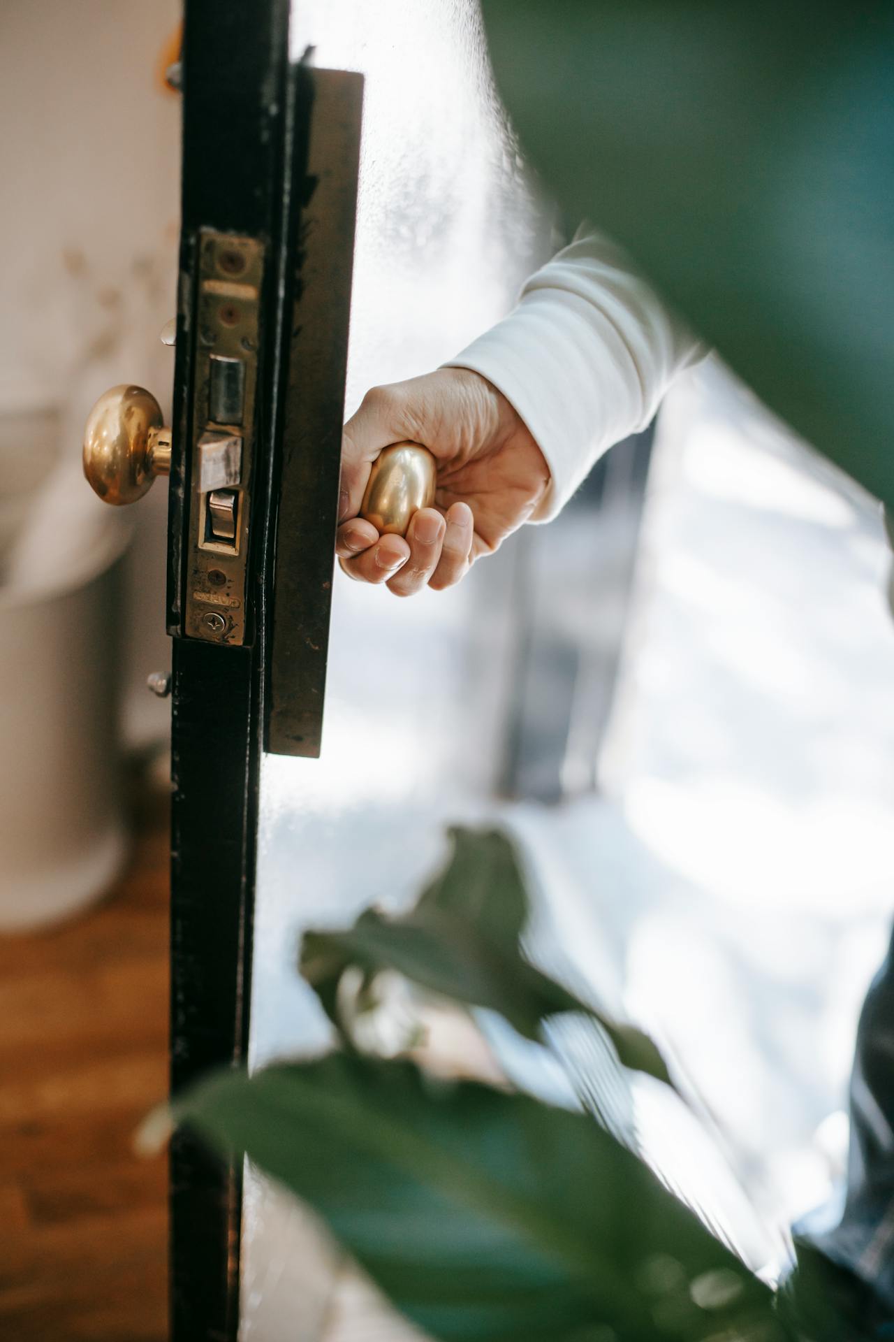 Un hombre abriendo una puerta | Fuente: Pexels