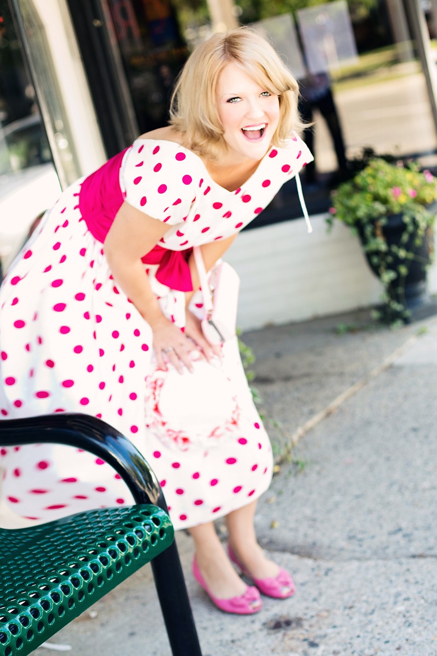 Una mujer con un vestido vintage riéndose | Fuente: Pixabay