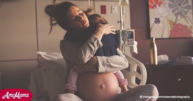 Mamá embarazada y su hija de primogénita comparten mágico momento en íntima foto