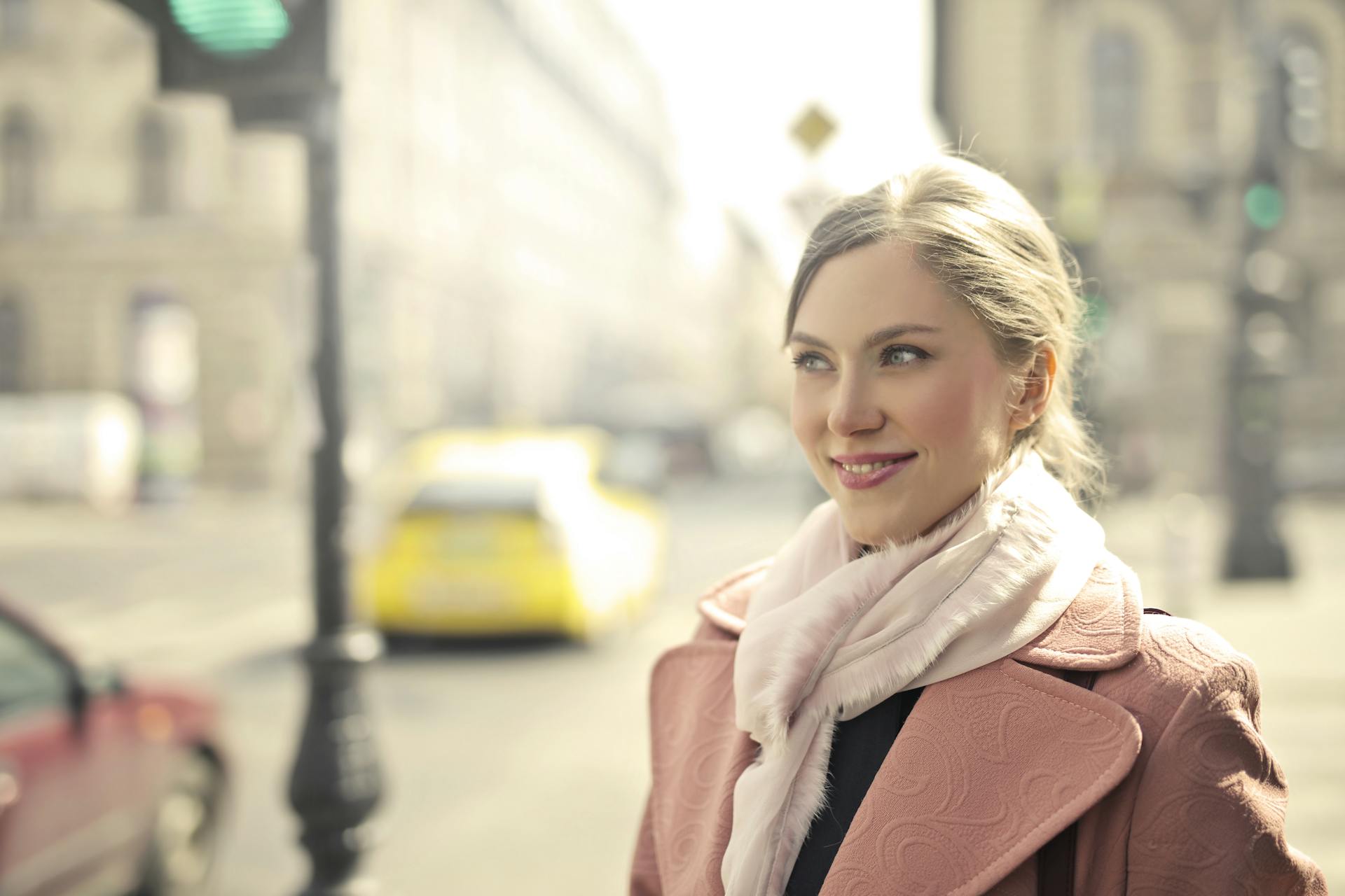 Una mujer sonriente | Fuente: Pexels