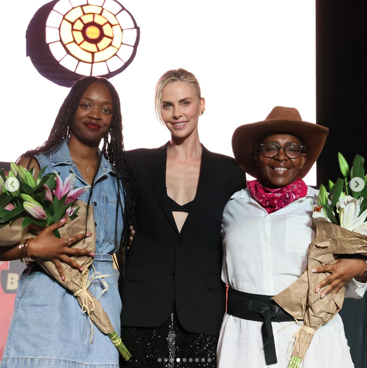 Charlize Theron con invitados en la fiesta anual Block Party organizada por el Proyecto Charlize Theron de Ayuda a África (CTAOP), publicada en julio de 2024 | Fuente: Instagram/charlizeafrica