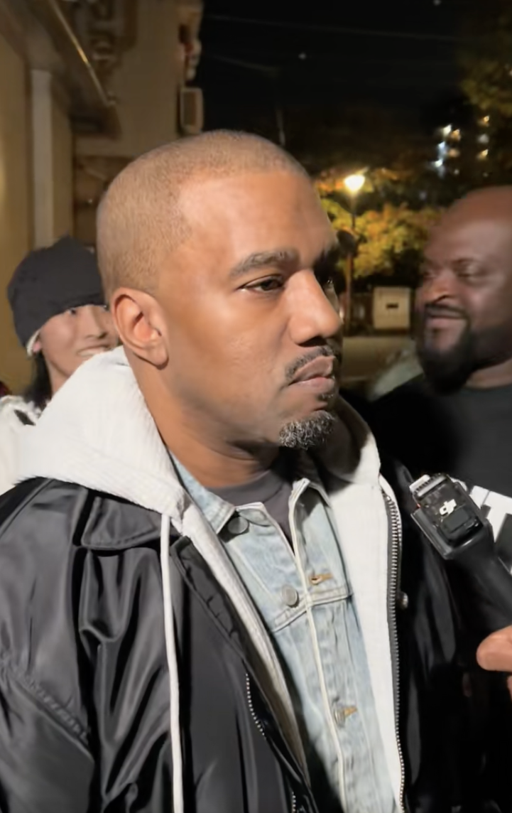 Kanye West siendo entrevistado por Mystery Fashionist en Tokio, Japón, publicado el 21 de noviembre de 2025 | Fuente: TikTok/@mysteryfashionist