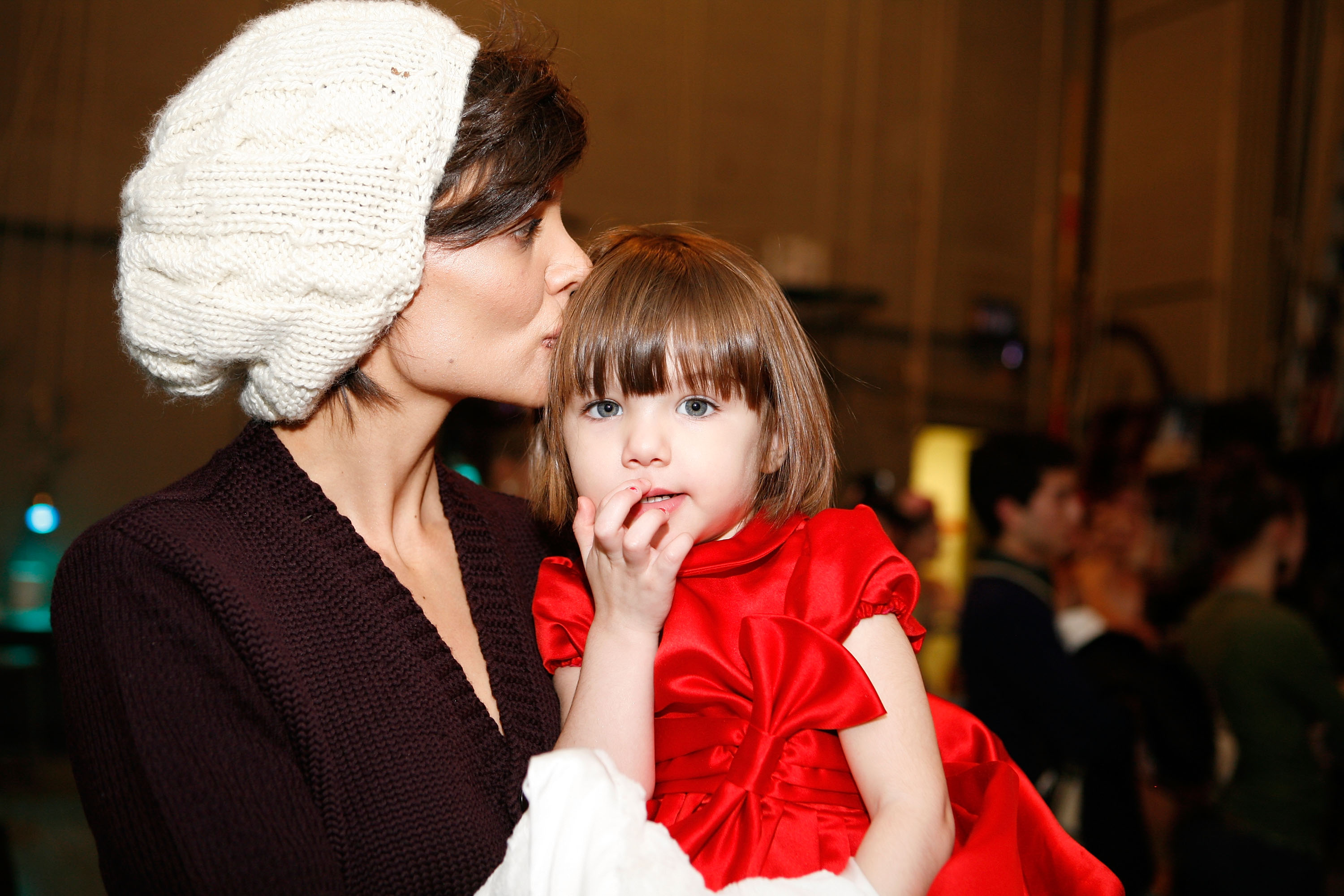 Katie Holmes y su hija Suri Cruise visitan "The Nutcracker" en el New York City Ballet el 14 de diciembre de 2008 | Fuente: Getty Images