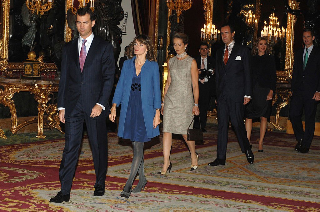 El Príncipe Felipe junto a Letizia de España y otros miembros de la realeza el 12 de octubre de 2007. | Foto: Getty Images.