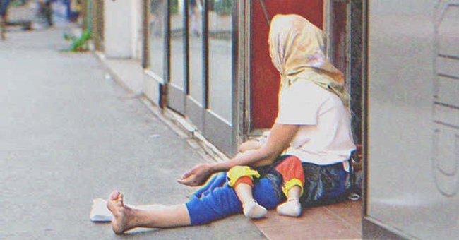 Una mujer con un niño pidiendo dinero en la calle | Foto: Shutterstock