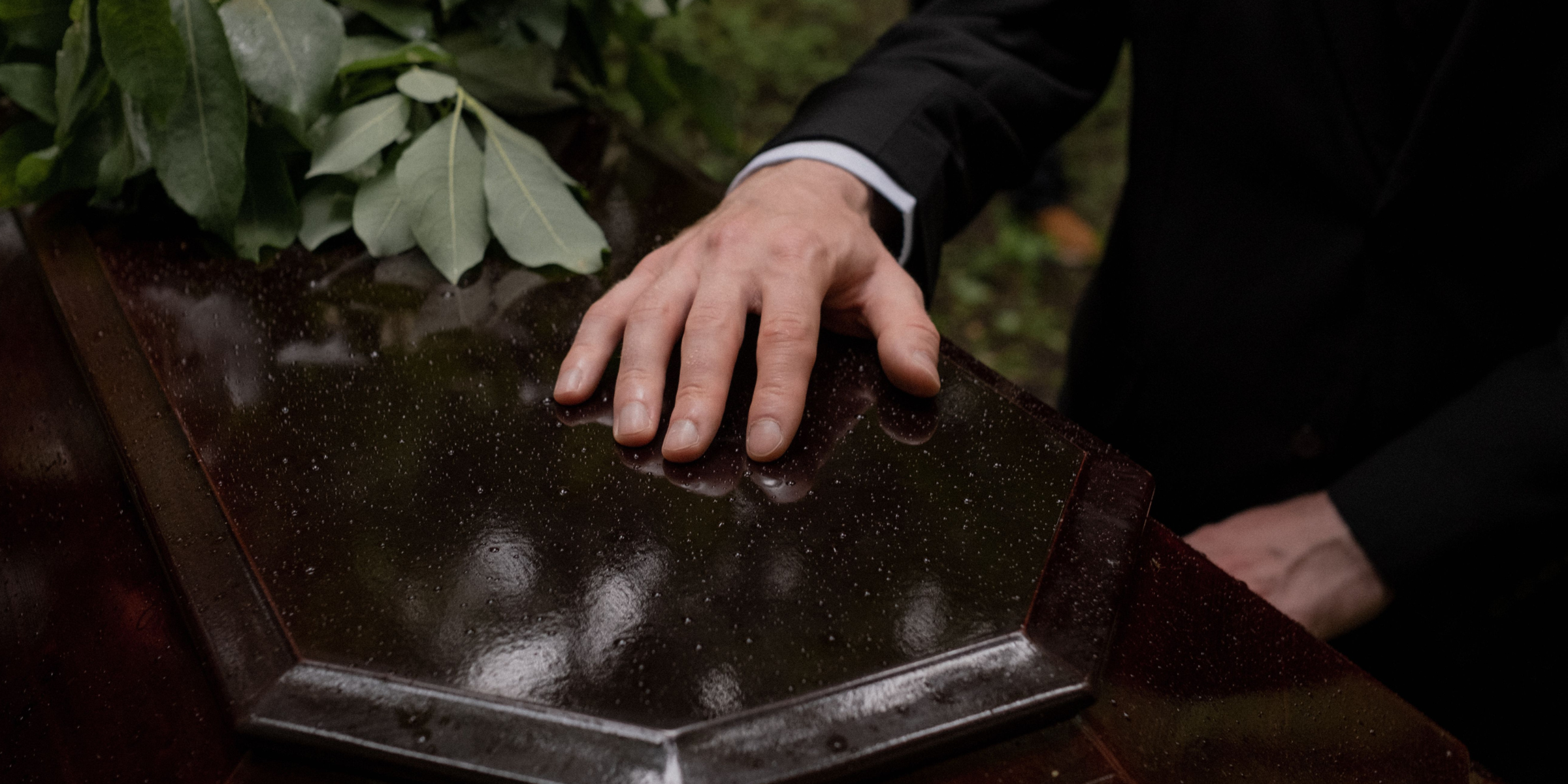 Una mano sobre un ataúd | Fuente: Pexels