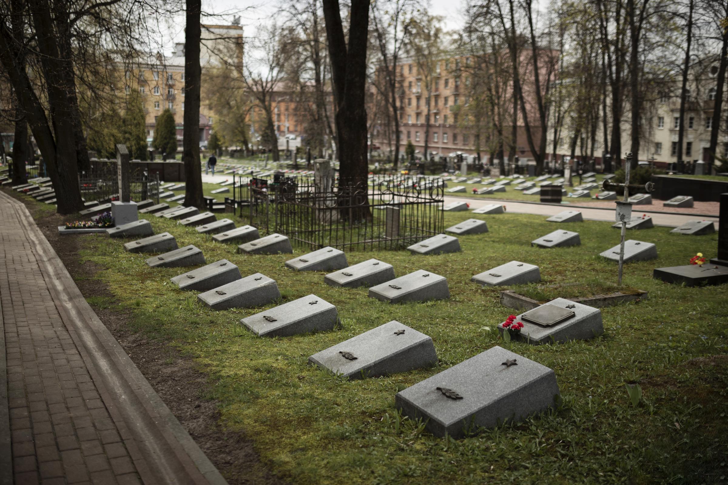 Un cementerio en un día de otoño | Fuente: Freepik