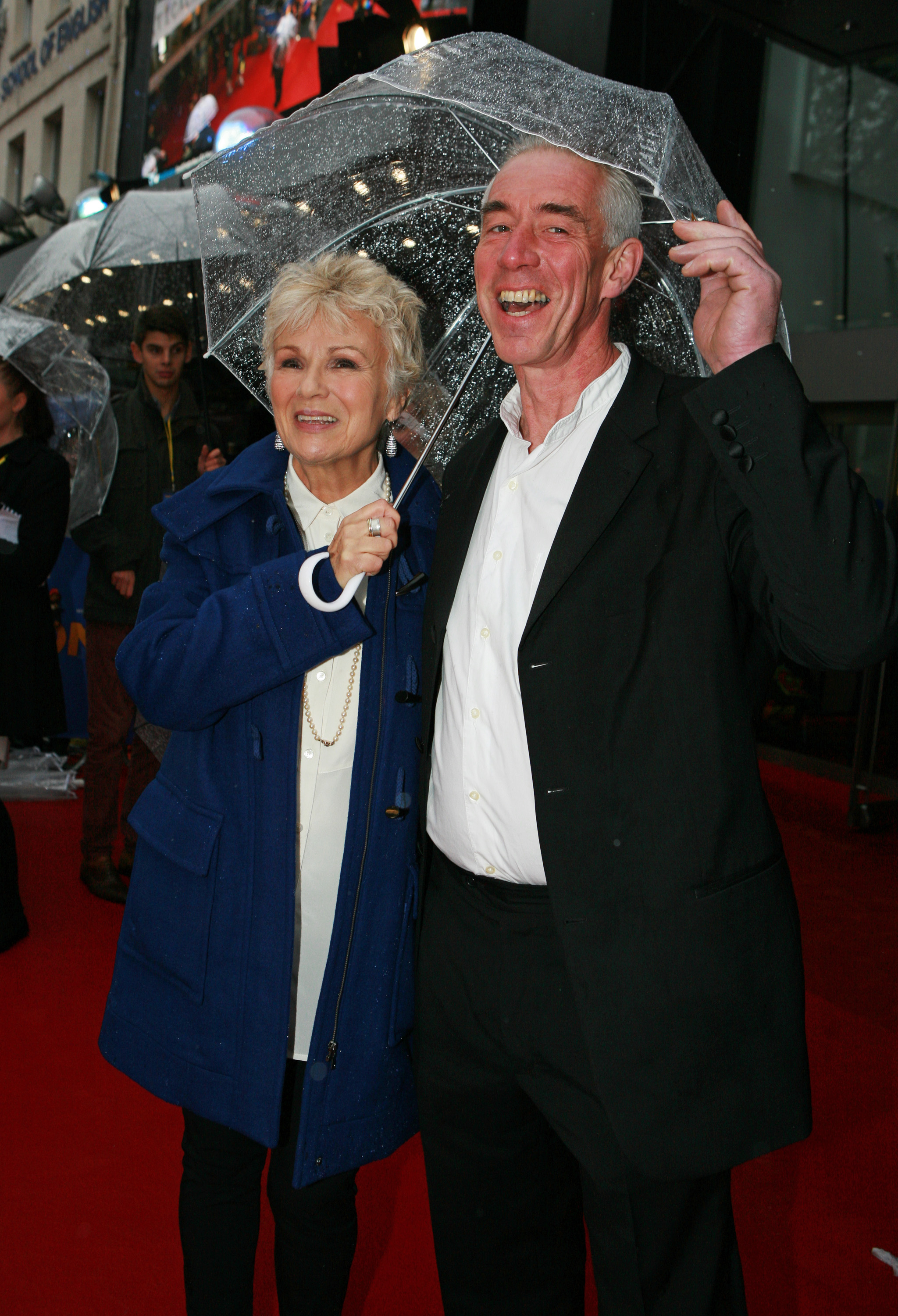Julie Walters y su esposo Grant Roffey en el estreno mundial de "Paddington", en 2014 en Londres, Inglaterra. | Foto: Getty Images