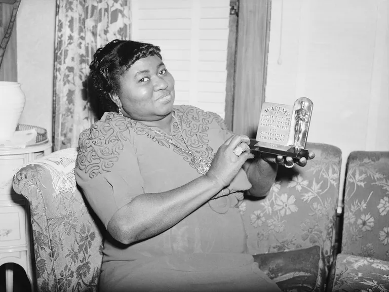 Hattie McDaniel con su premio de la Academia. | Foto: Getty Images