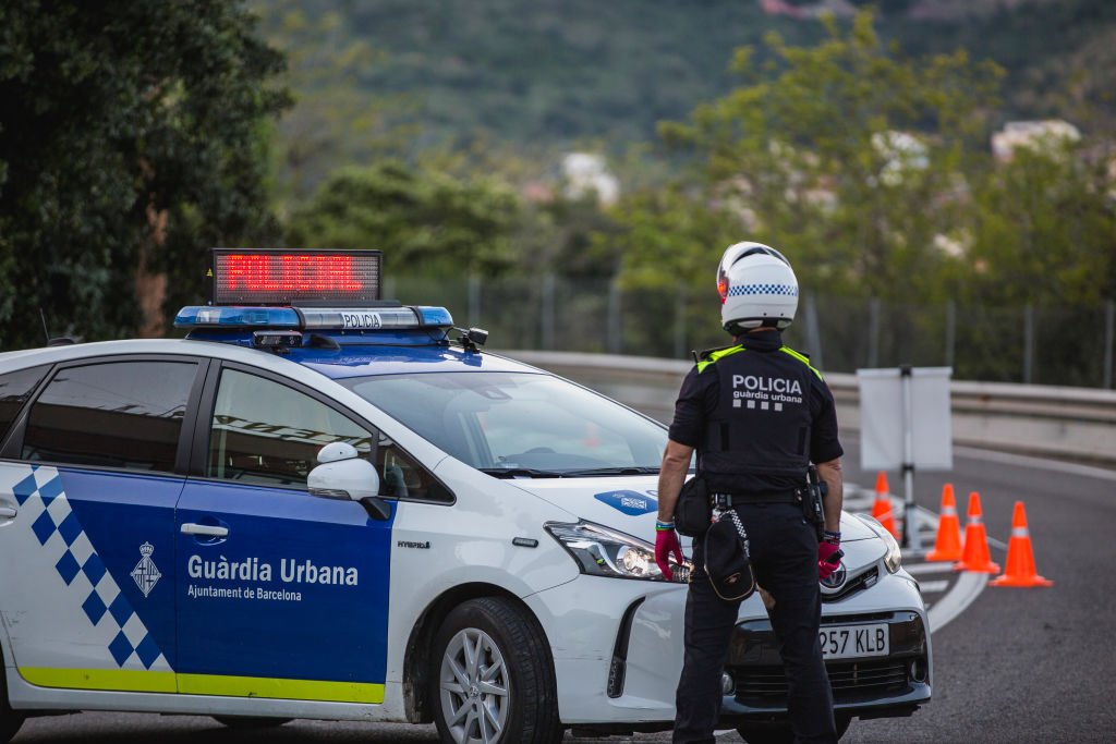 Un miembro de la policía local de Barcelona lleva a cabo un control de tráfico. | Foto de Xavi Torrent vía Getty Images