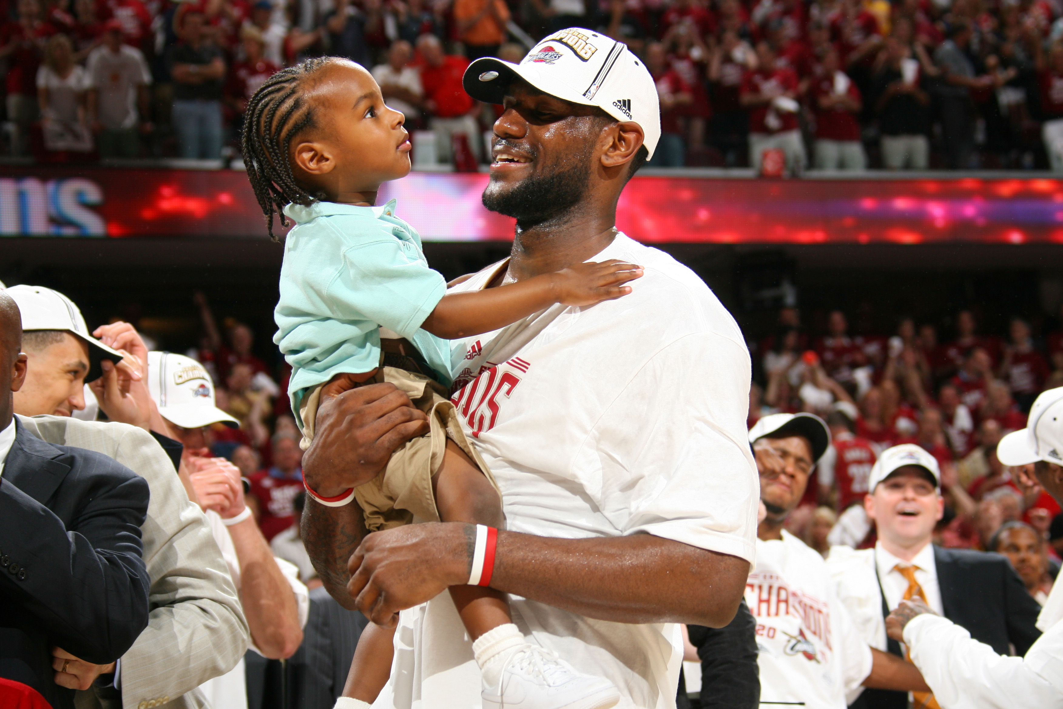 LeBron James sostiene a su hijo LeBron "Bronny" Jr. durante los Playoffs de la NBA 2007 el 2 de junio de 2007 | Fuente: Getty Images