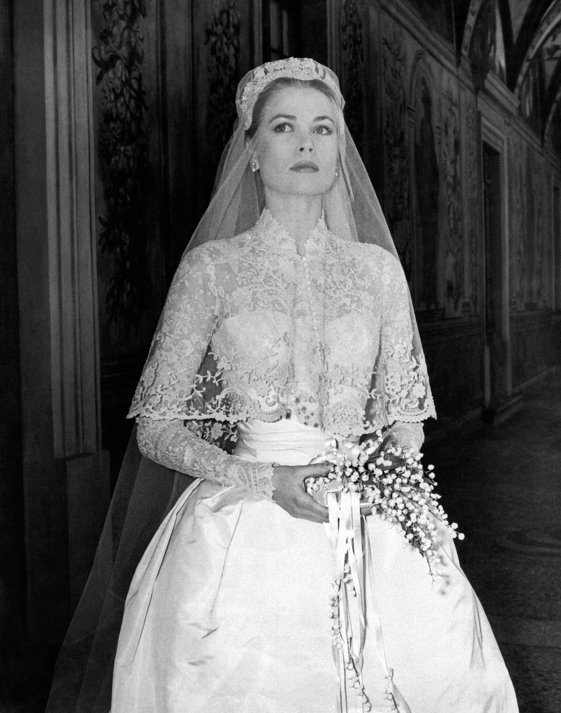 Grace Kelly fotografiada con su vestido de novia el 19 de abril de 1956, en Mónaco. | Fuente: Getty Images