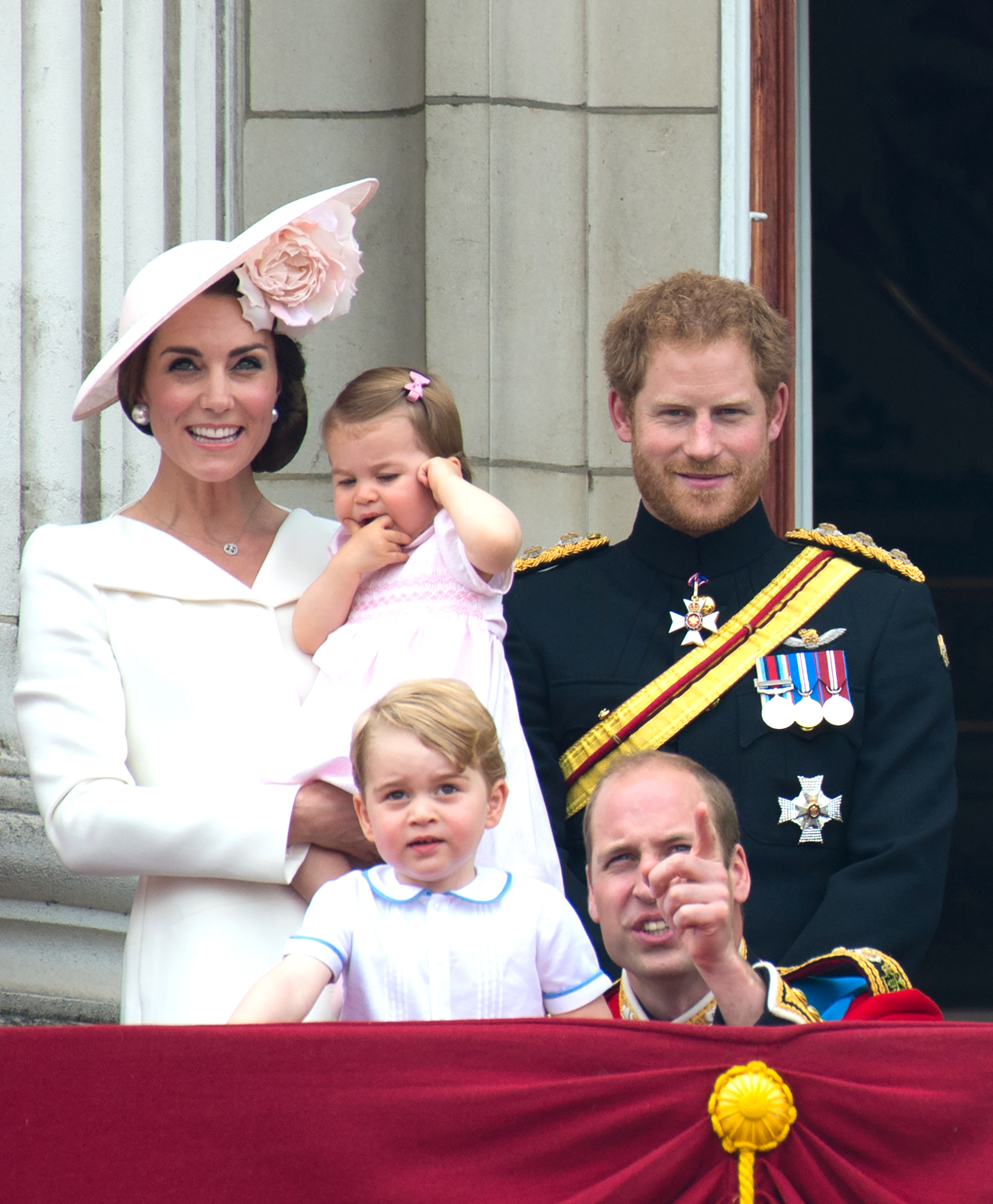 La princesa Catherine con su hija la princesa Charlotte, el príncipe George, el príncipe William y el príncipe Harry en el balcón del palacio de Buckingham durante el Trooping the Colour el 11 de junio de 2016, en Londres, Inglaterra. | Fuente: Getty Images