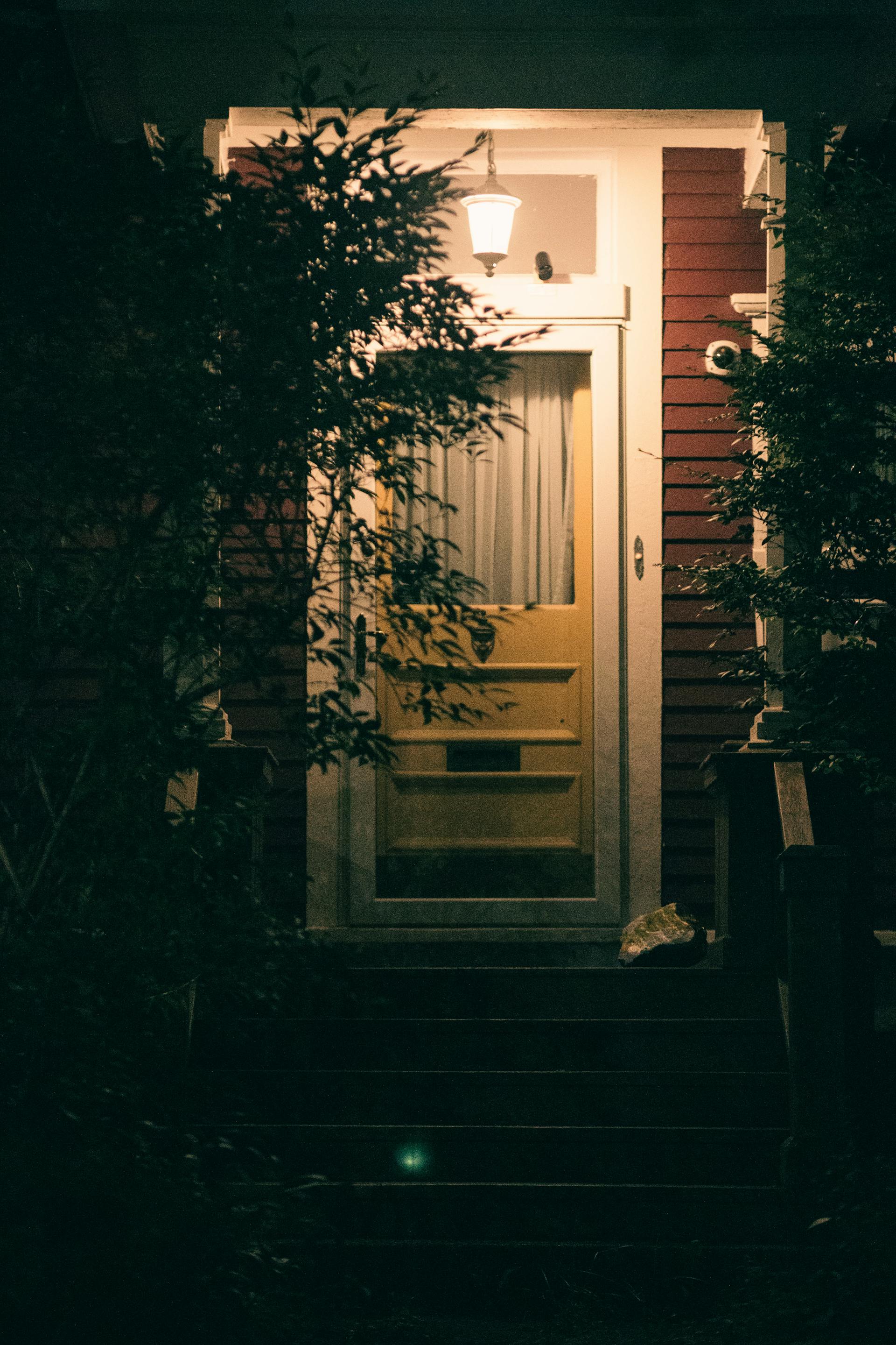 La entrada de una casa por la noche | Fuente: Pexels