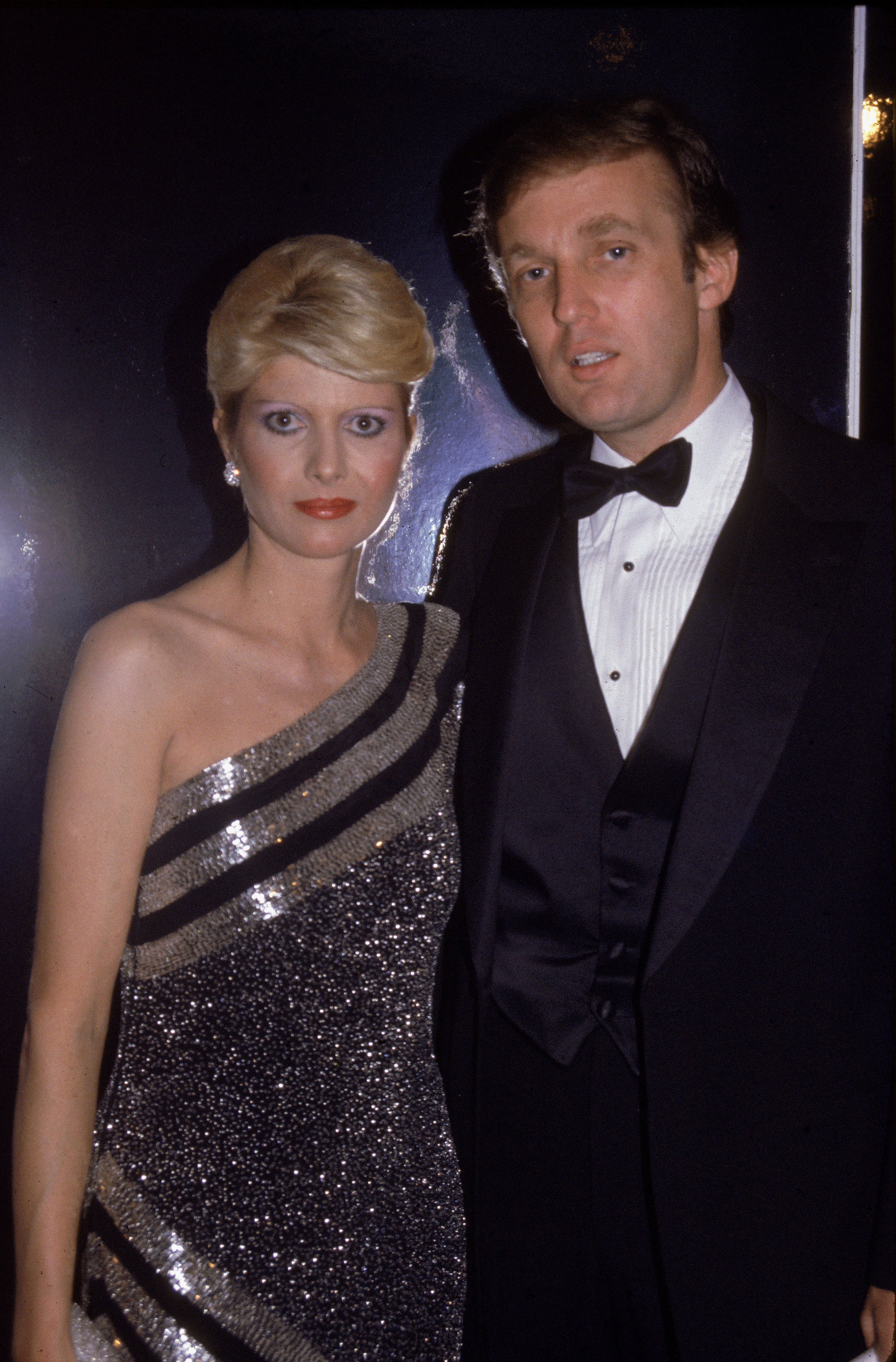 Ivana y Donald Trump posan en un acto formal el 6 de noviembre de 1982 | Fuente: Getty Images