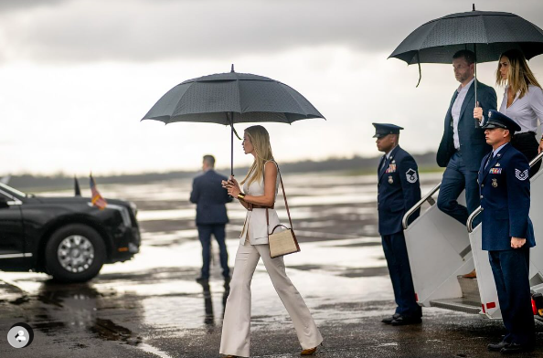 Ivanka Trump saliendo de un avión mientras otras personas la siguen y el personal de seguridad la observa, publicado el 12 de febrero de 2025. | Fuente: Instagram/invankatrump