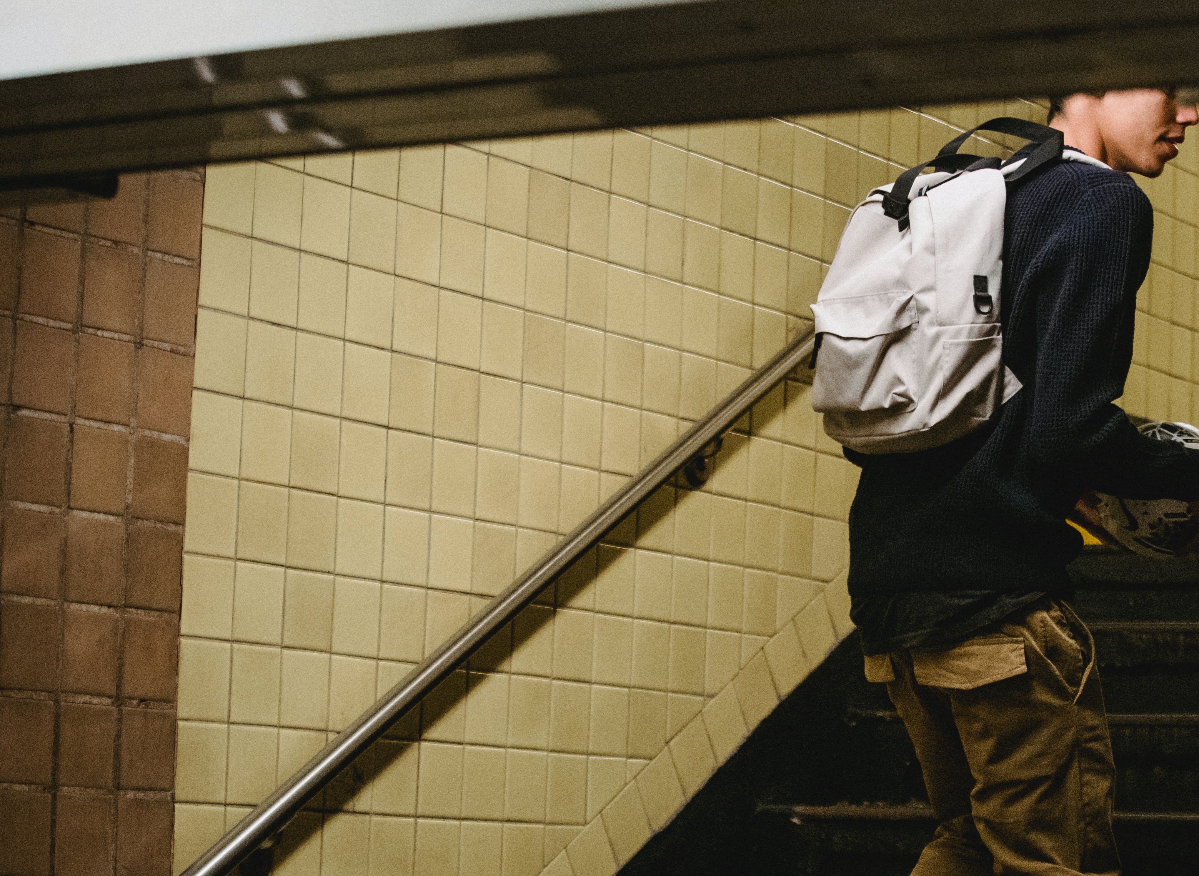 Estudiante subiendo las escaleras. | Foto: Pexels