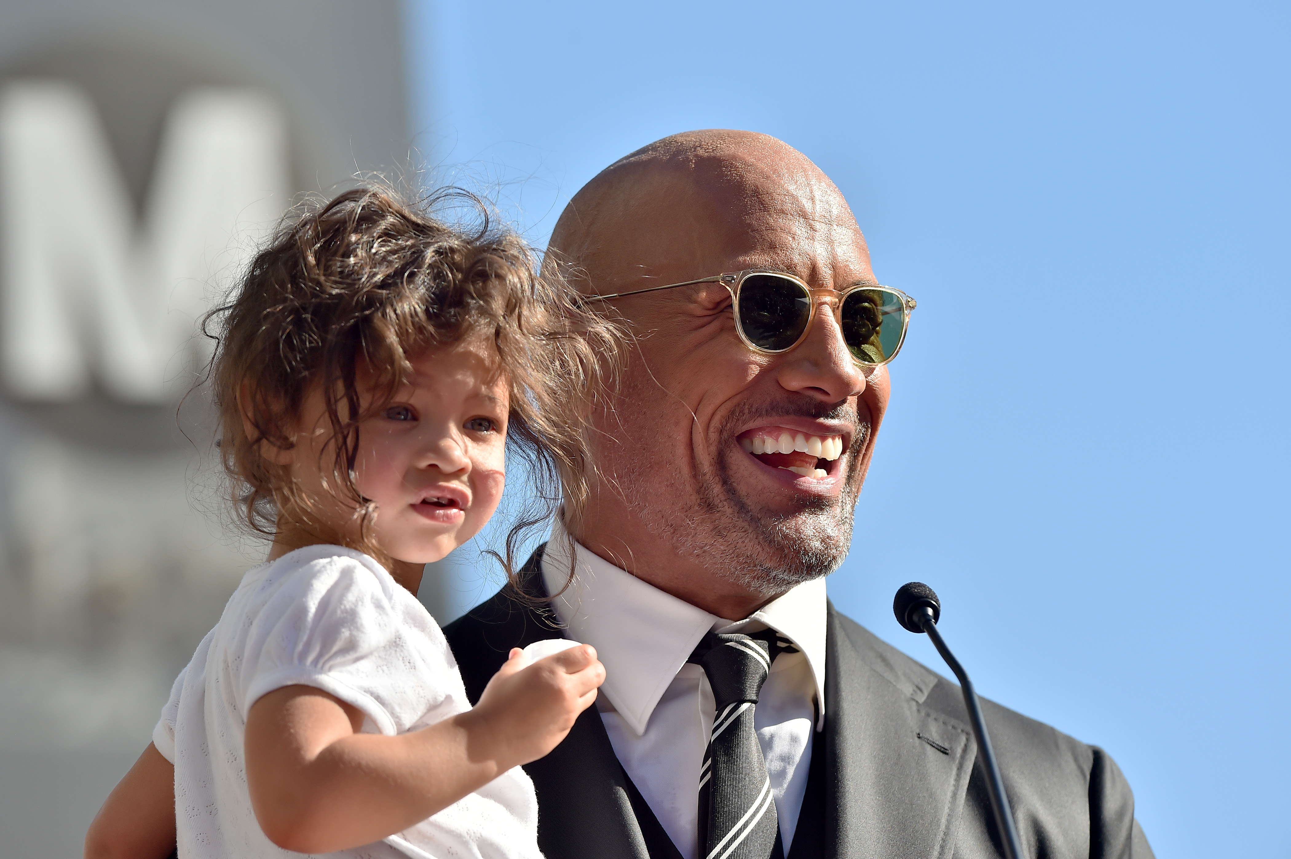 Dwayne y Jasmine Johnson asisten a una ceremonia en la que se le honra con una estrella en el Paseo de la Fama de Hollywood el 13 de diciembre de 2017 | Fuente: Getty Images