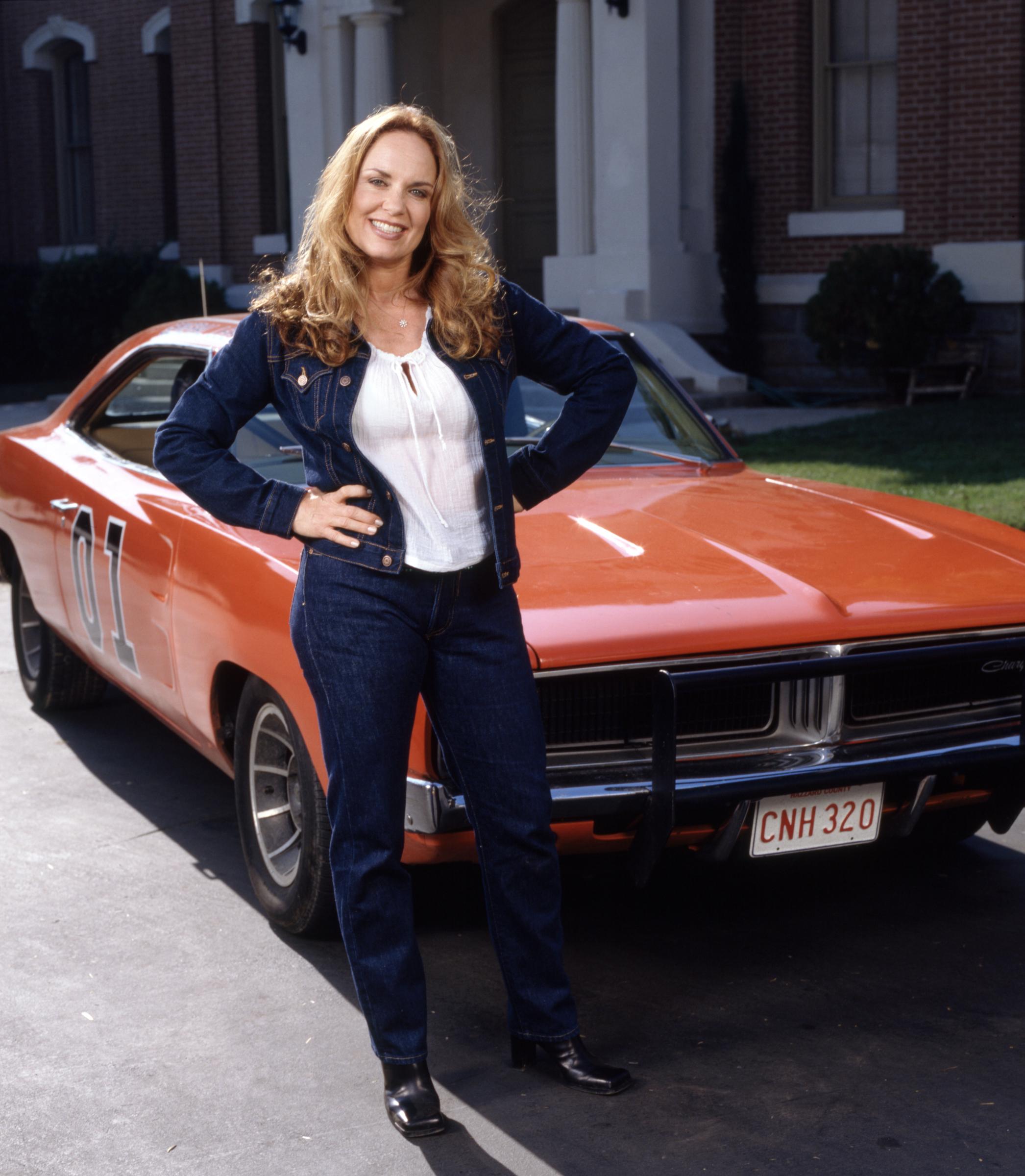 Catherine Bach como su personaje Daisy Duke en el rodaje de la película para televisión "The Dukes of Hazzard: Hazzard in Hollywood" en Los Ángeles, California, el 19 de octubre de 1999. | Fuente: Getty Images