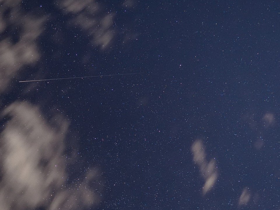 Meteorito en el cielo. Fuente: Pixabay