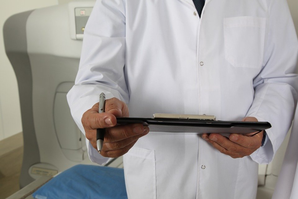 Médico con libreta en mano. Fuente: Pixabay