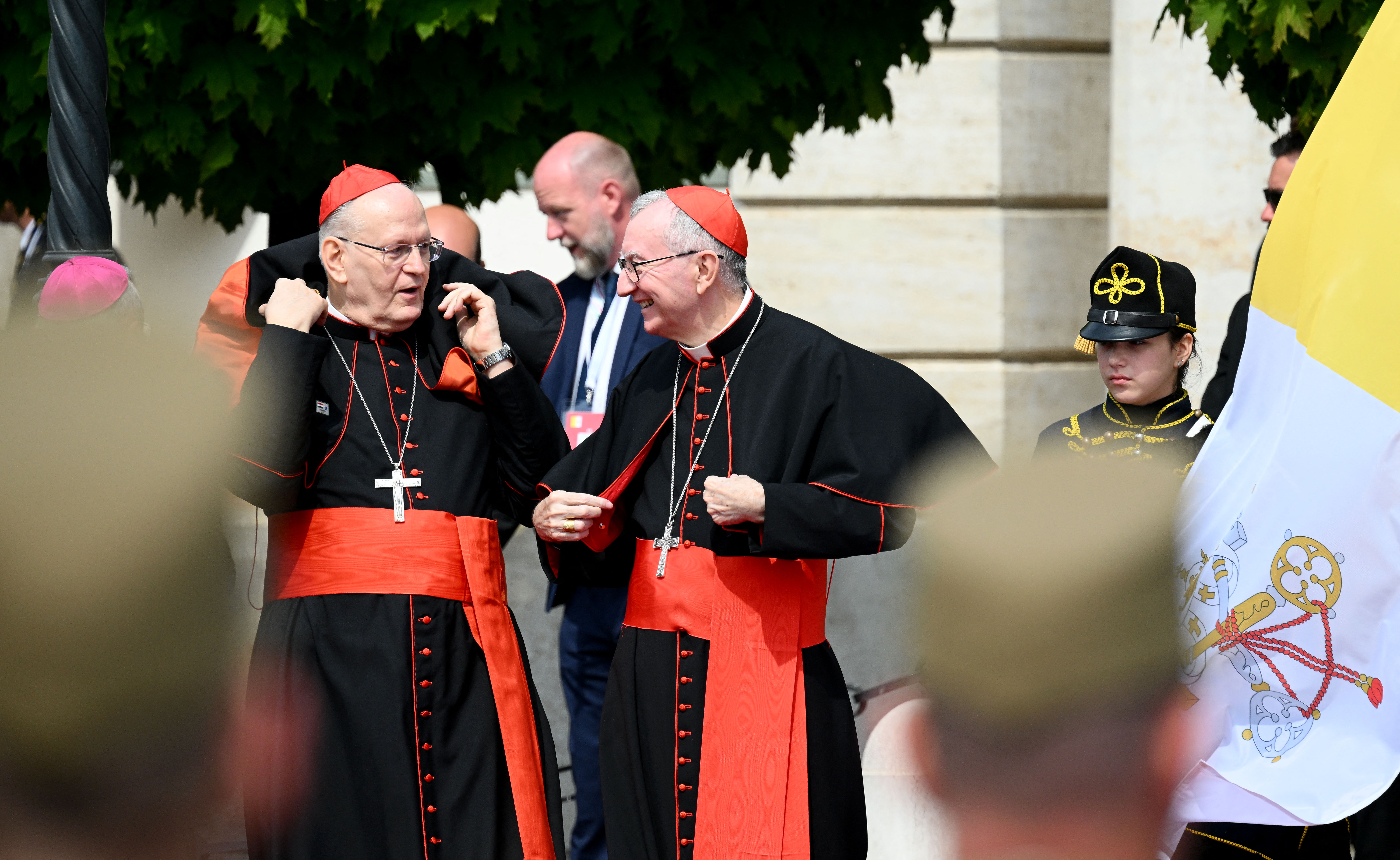 Los cardenales Peter Erdő y Pietro Parolin esperan la llegada del papa Francisco en el Palacio Sandor el 28 de abril de 2023, en Budapest, Hungría. | Fuente: Getty Images