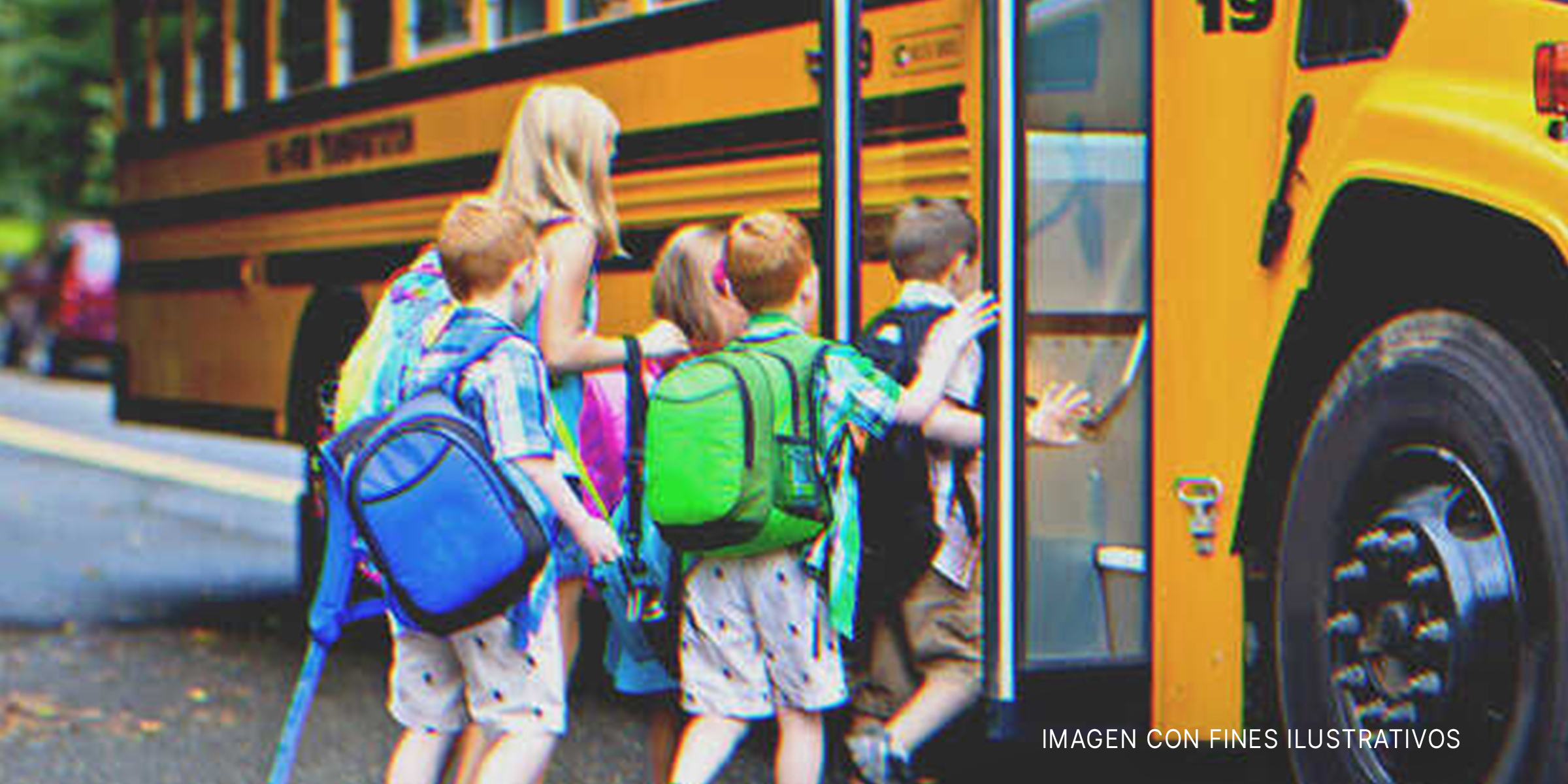 Niños subiendo a un autobús escolar. | Foto: Shutterstock