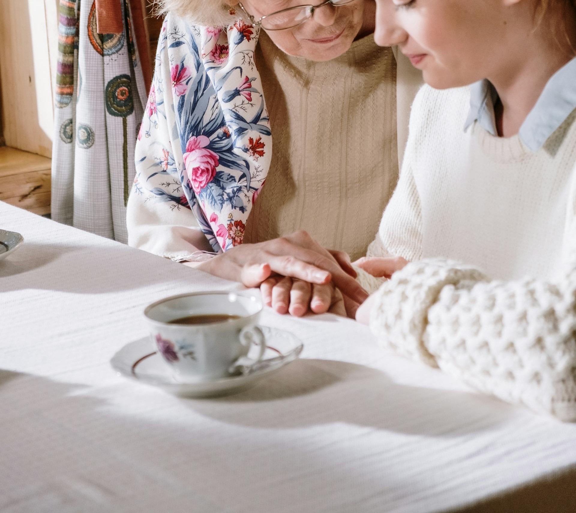 Primer plano de una mujer mayor hablando con su nieta | Fuente: Pexels