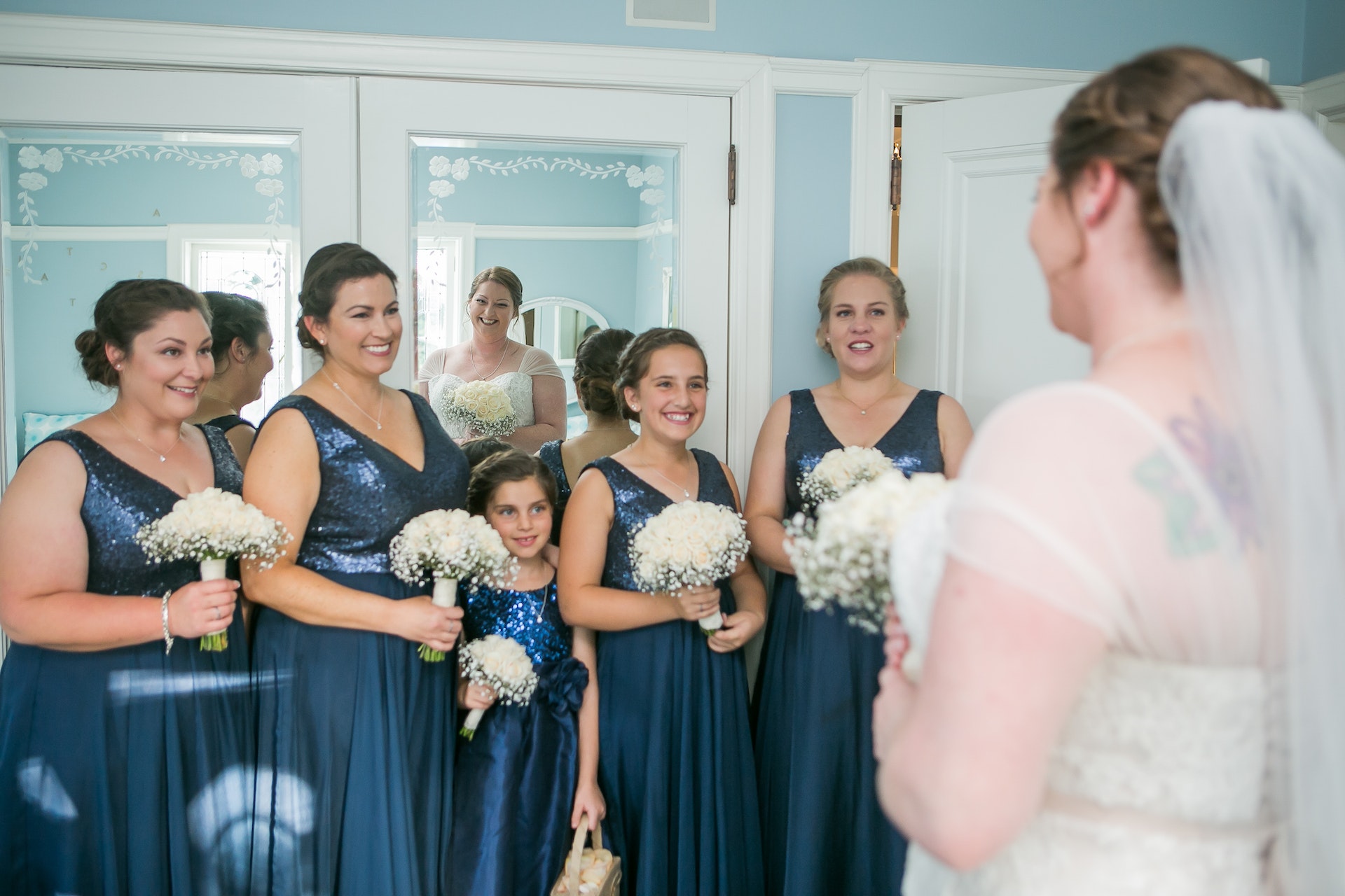 Una joven dama de honor de pie con otras damas de honor delante de la novia | Fuente: Pexels