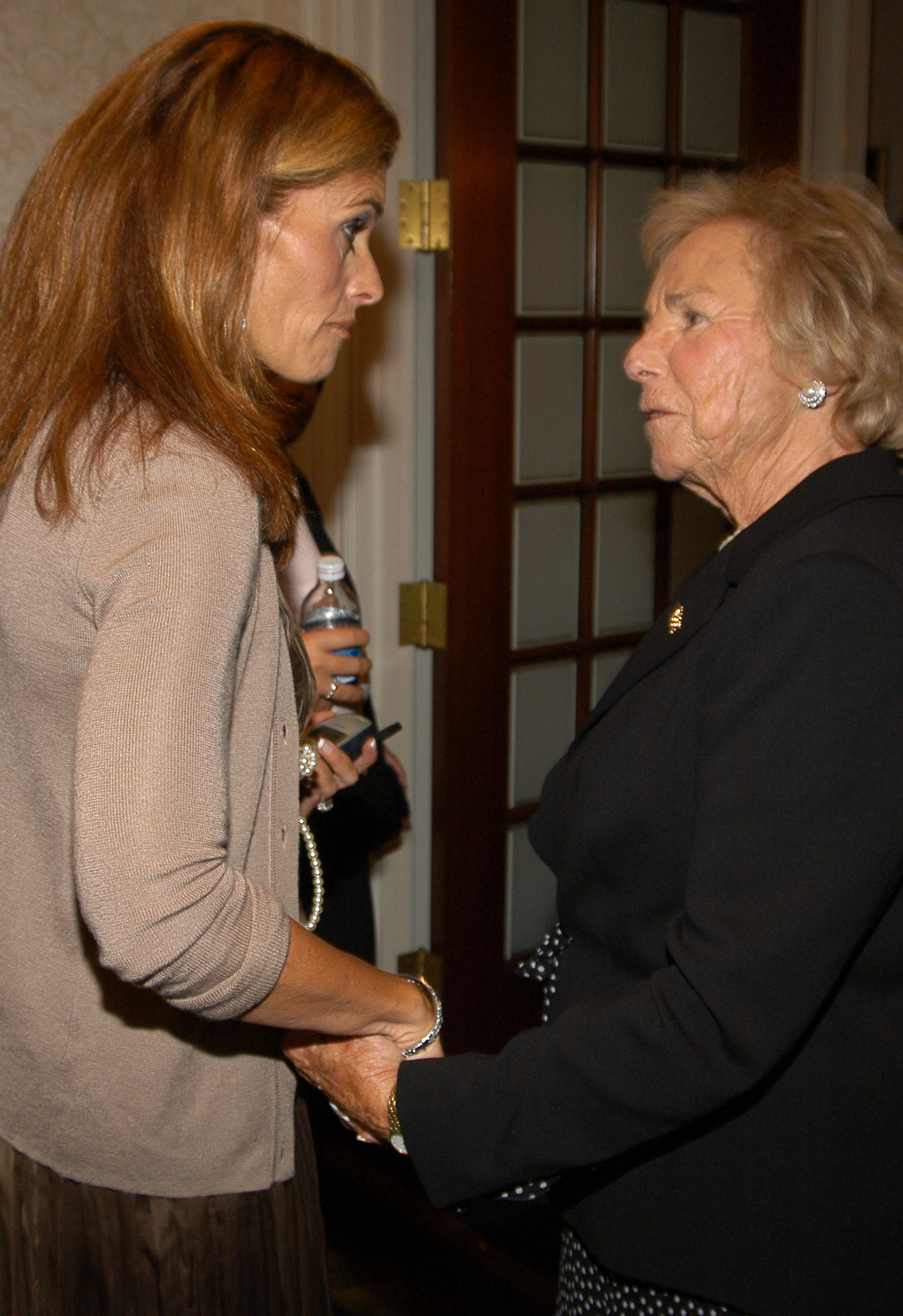 Maria Shriver y Ethel Kennedy en la Recepción Benéfica en Memoria de Robert F. Kennedy en Boston, Massachusetts, el 26 de julio de 2004 | Fuente: Getty Images