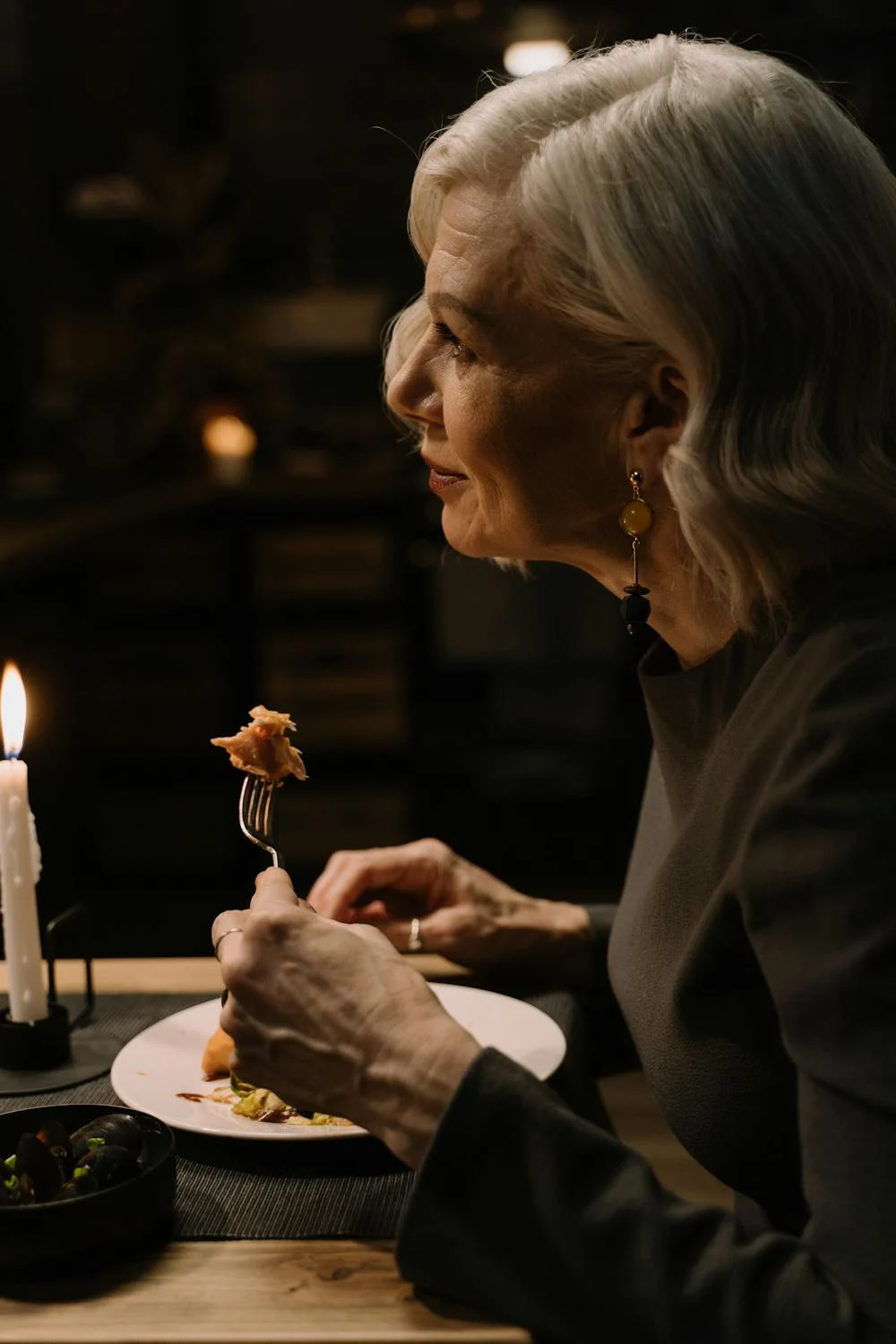Una anciana sonriente en un restaurante | Fuente: Pexels