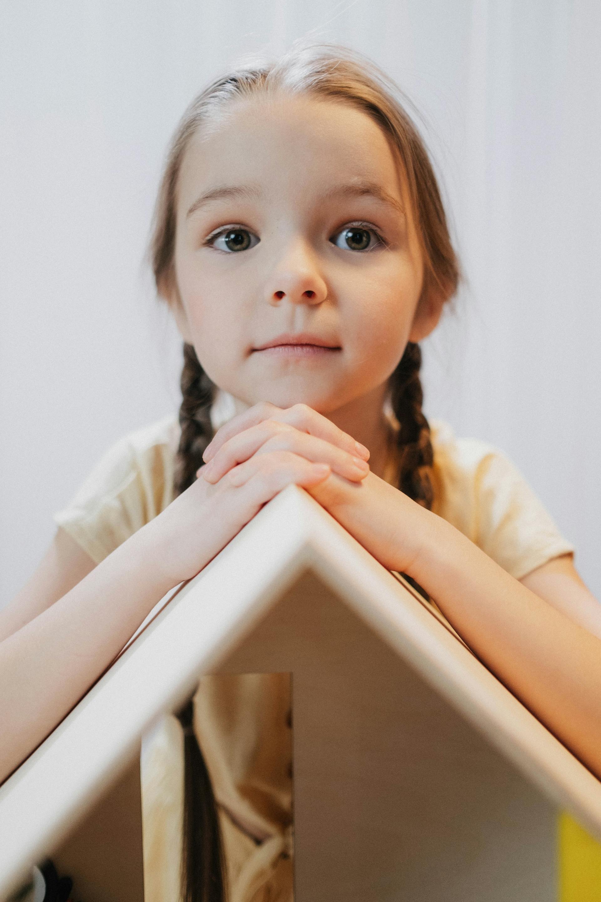 Una niña jugando con su casa de muñecas | Fuente: Pexels