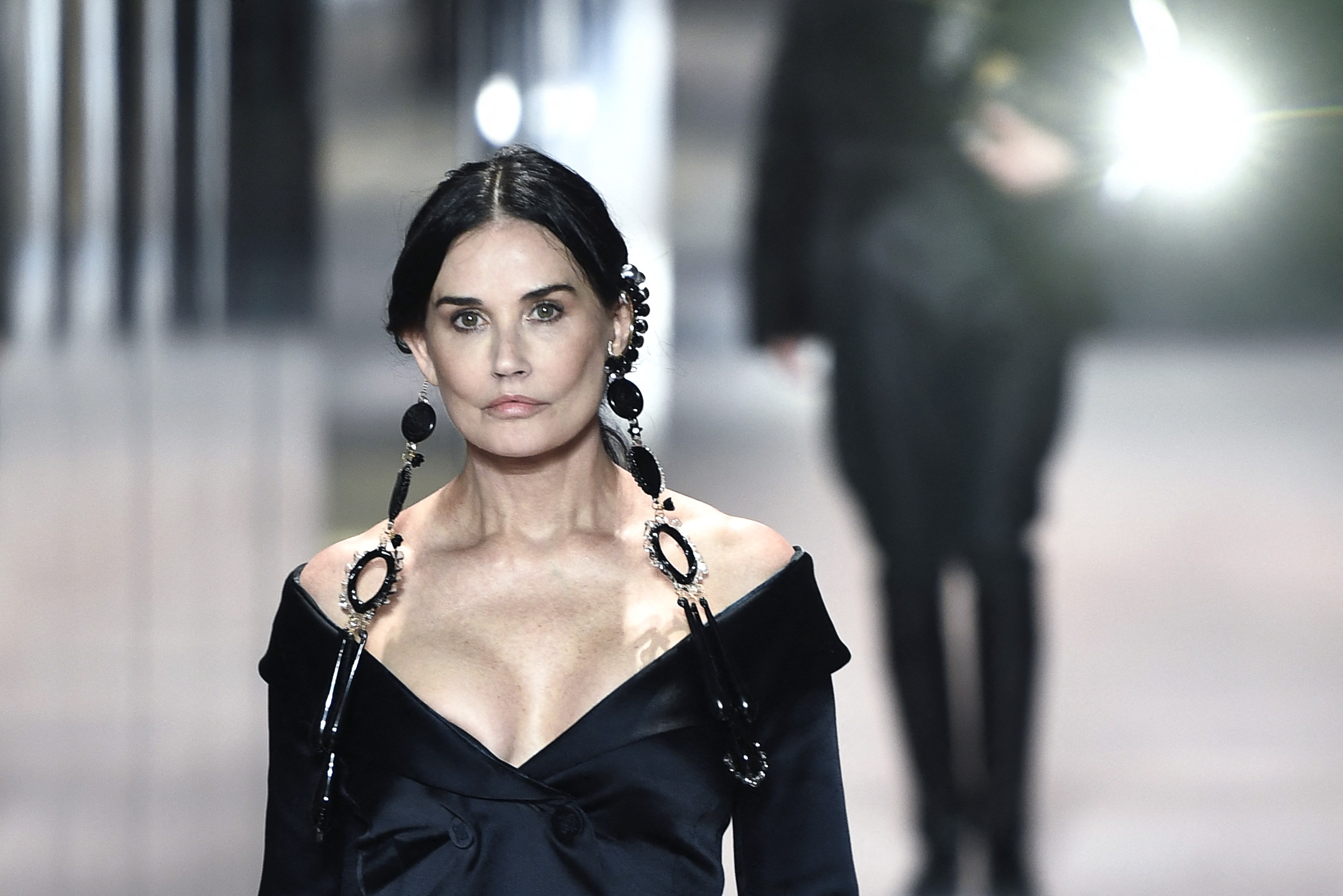 Demi Moore con un atuendo de Kim Jones para la colección Primavera-Verano 2021 de Fendi durante la Semana de la Moda de Alta Costura de París, en París, el 27 de enero de 2021 | Fuente: Getty Images