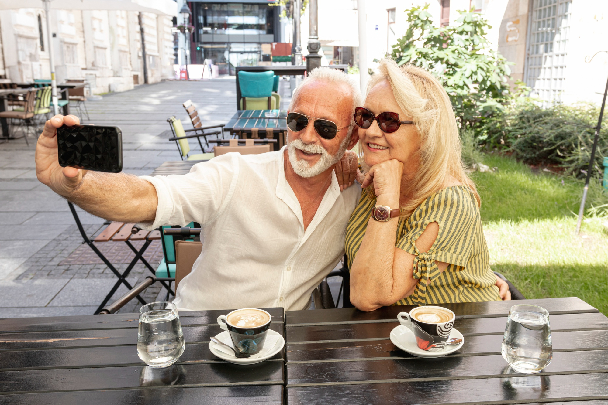 Una feliz pareja de ancianos | Fuente: Freepik