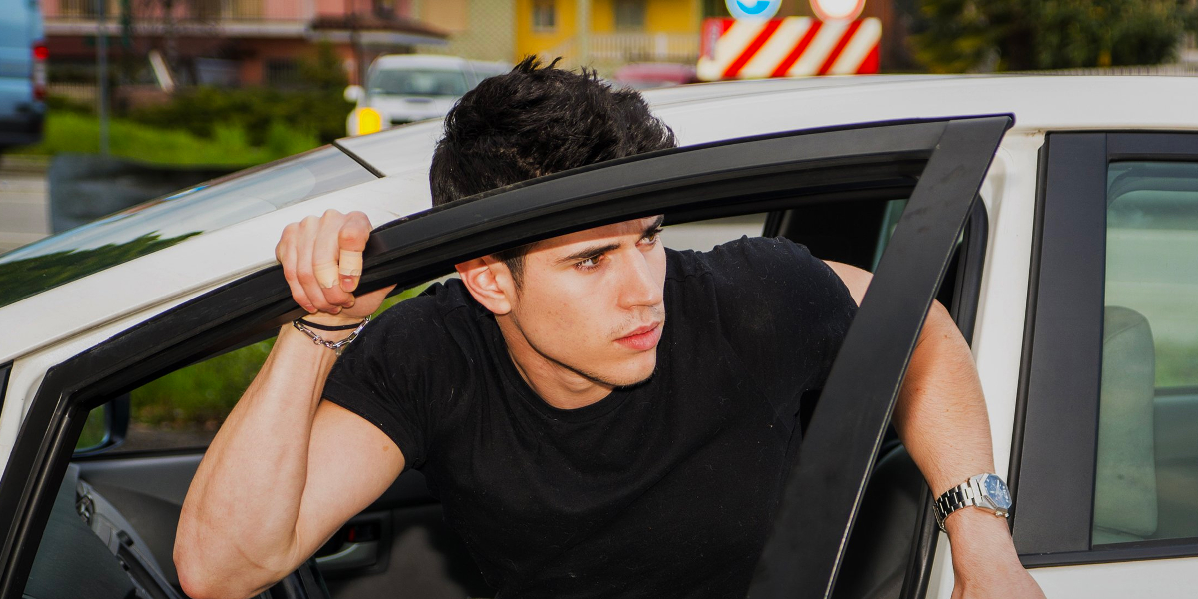 Joven saliendo de un automóvil | Fuente: Shutterstock