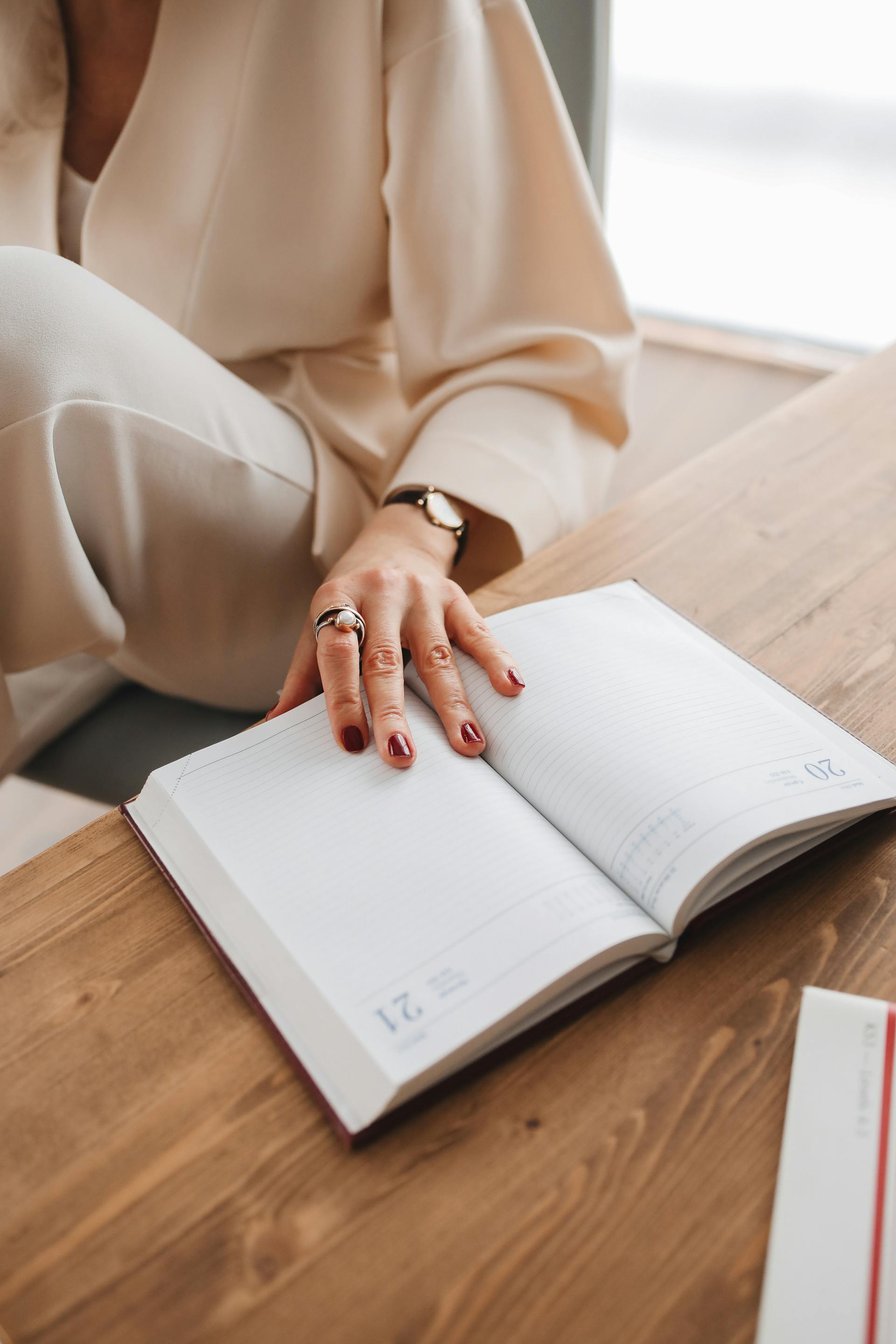 Una mujer revisando su agenda | Fuente: Pexels